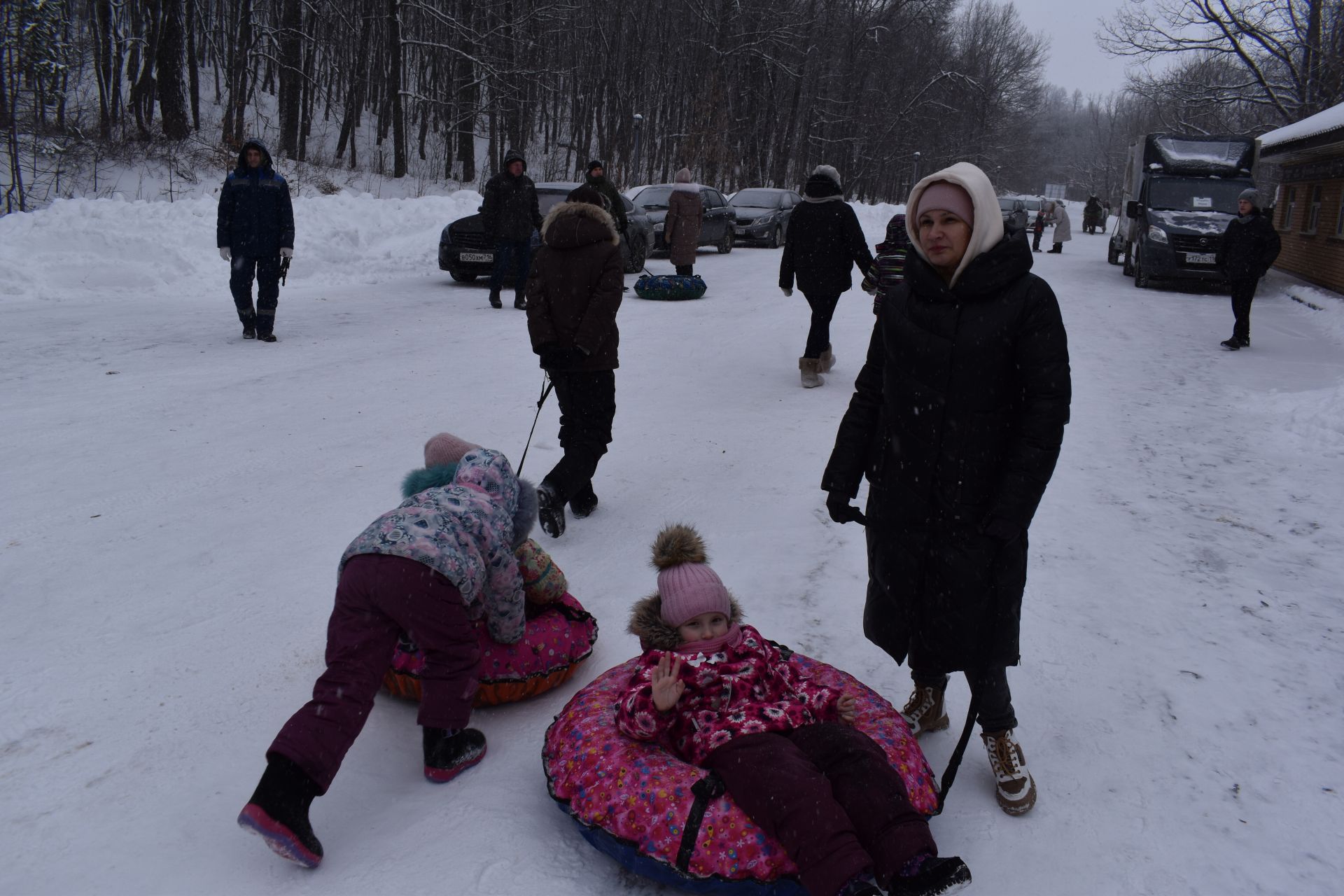 Хороводы, игры и катания на санях: в Билярске состоялись новогодние гуляния