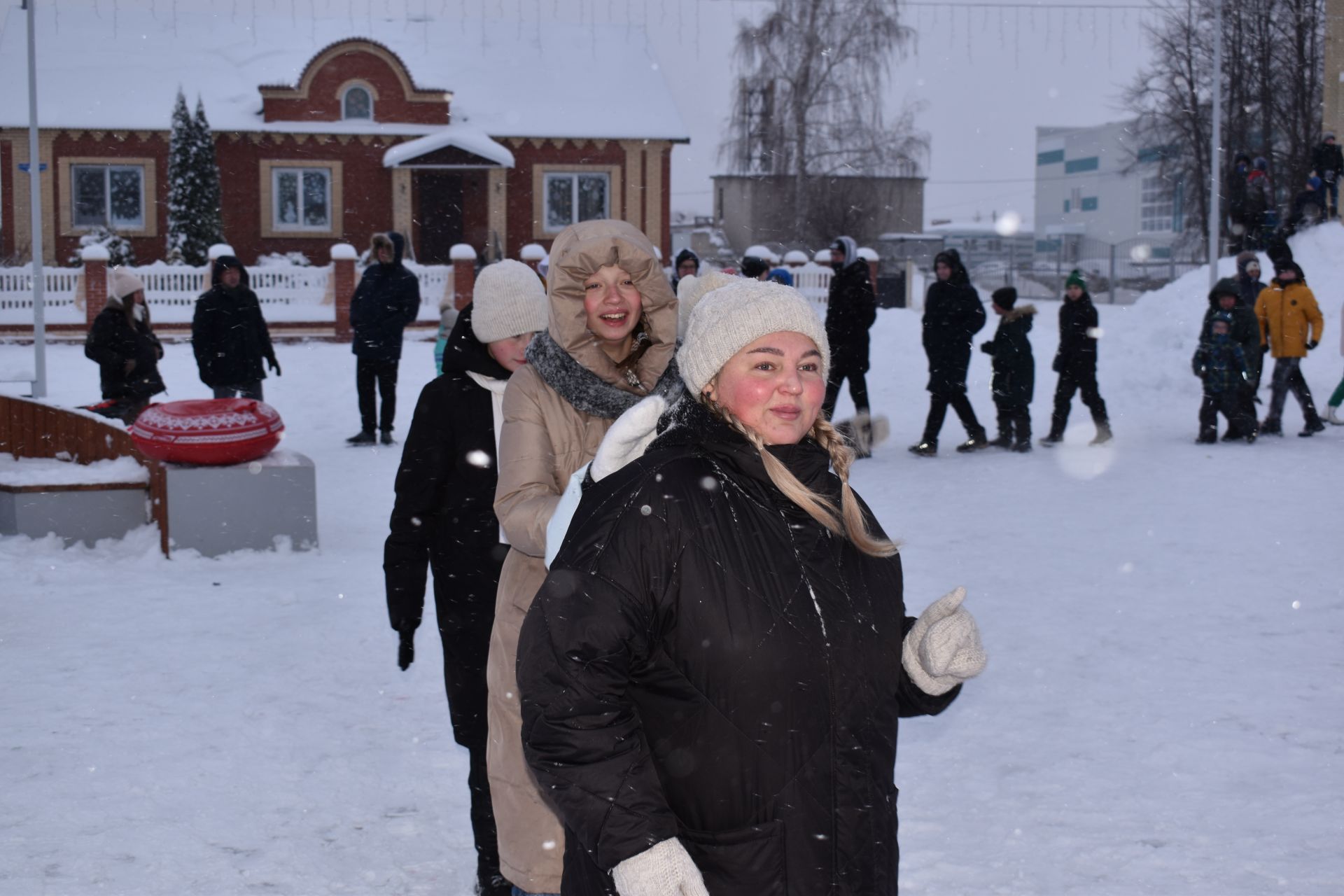 В Алексеевском сказочные герои устроили спортивный праздник для детворы