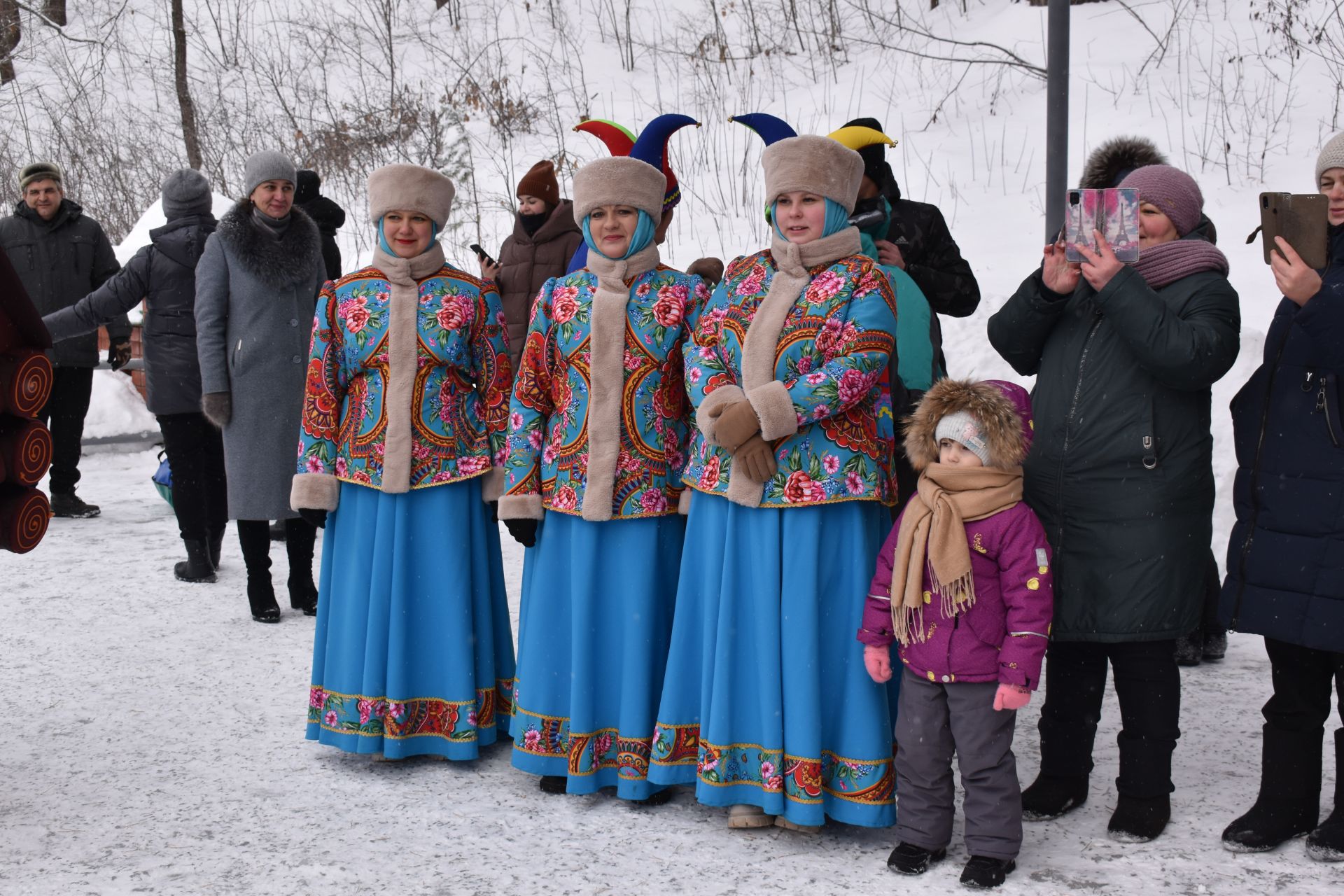 Хороводы, игры и катания на санях: в Билярске состоялись новогодние гуляния