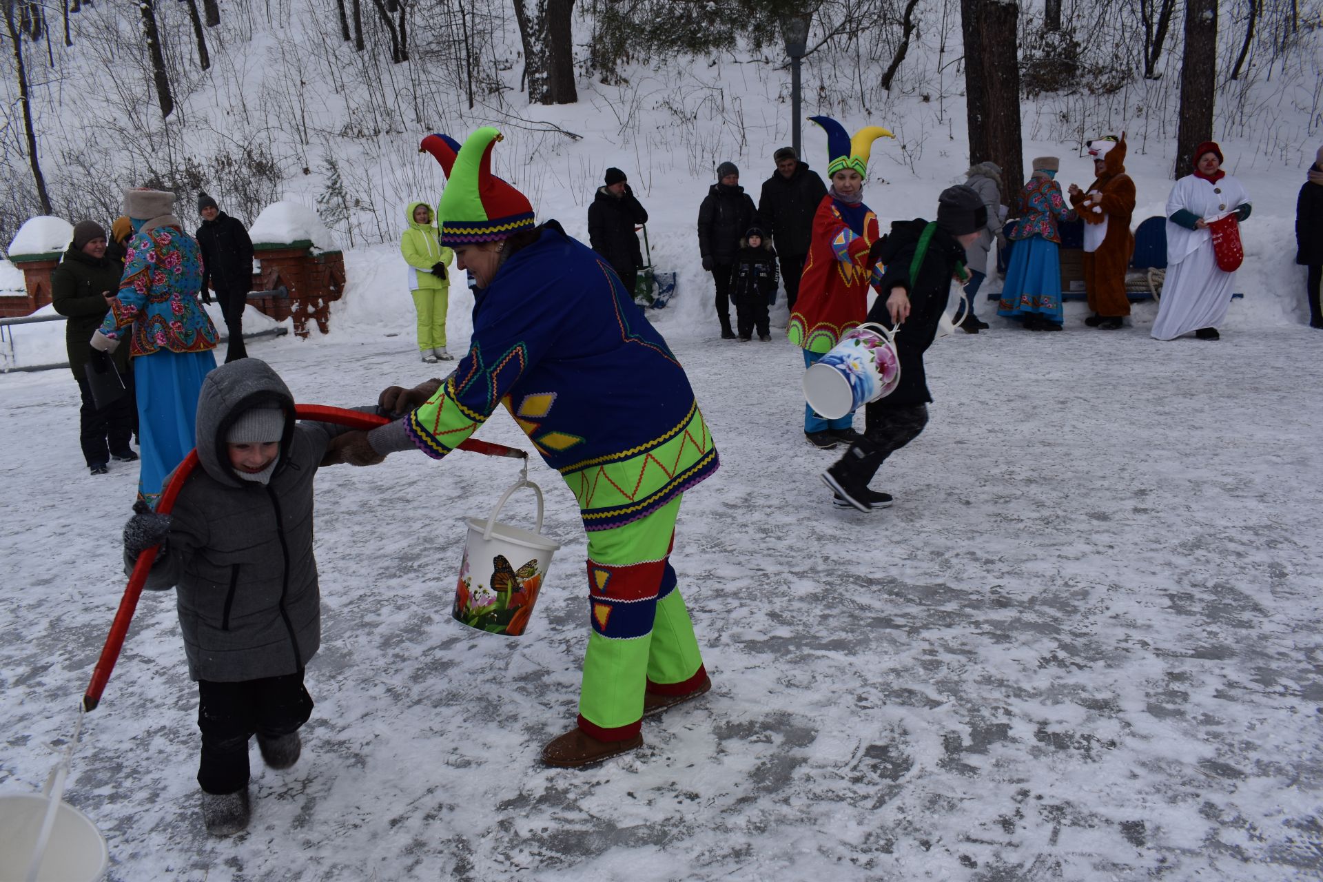 Хороводы, игры и катания на санях: в Билярске состоялись новогодние гуляния