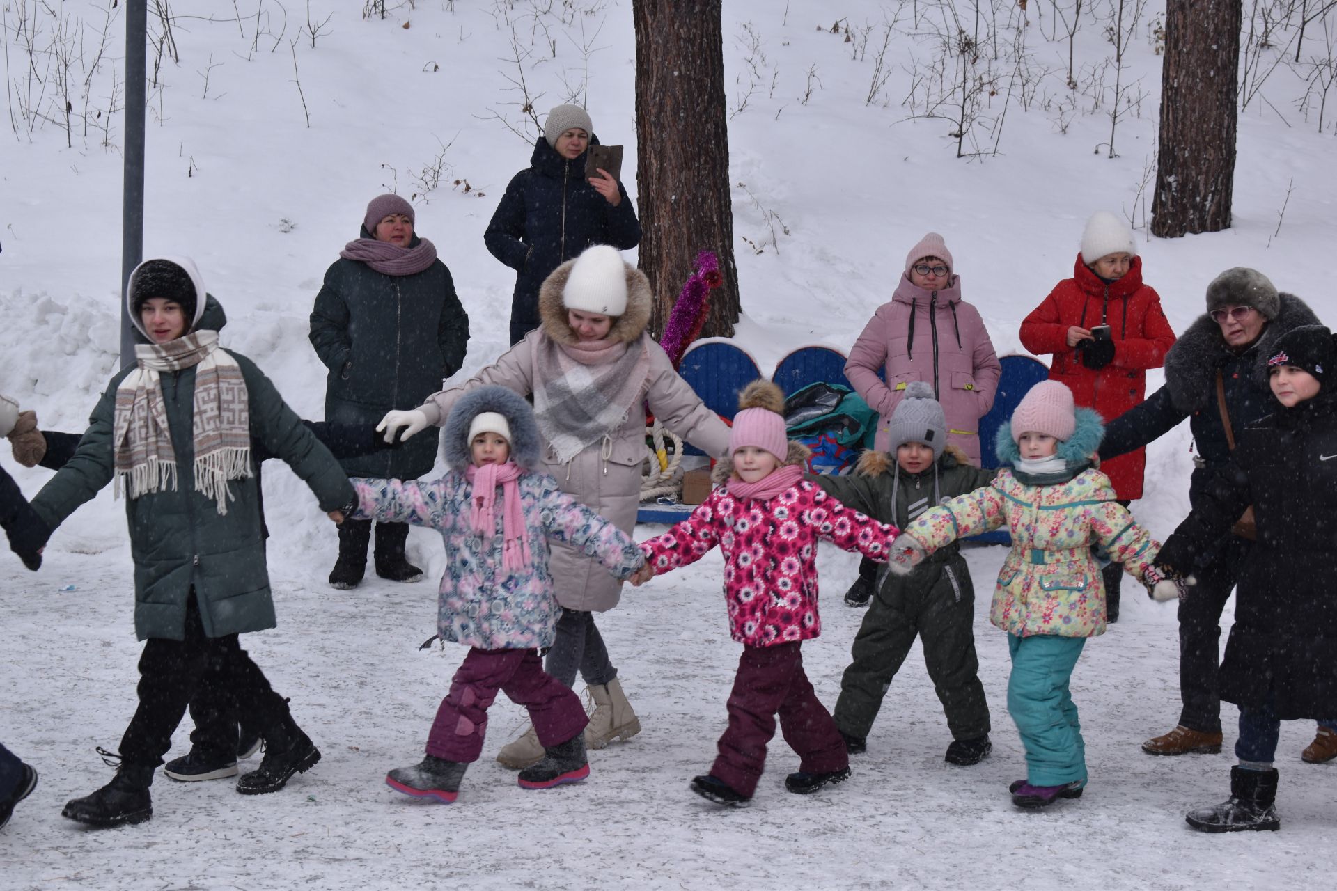 Хороводы, игры и катания на санях: в Билярске состоялись новогодние гуляния