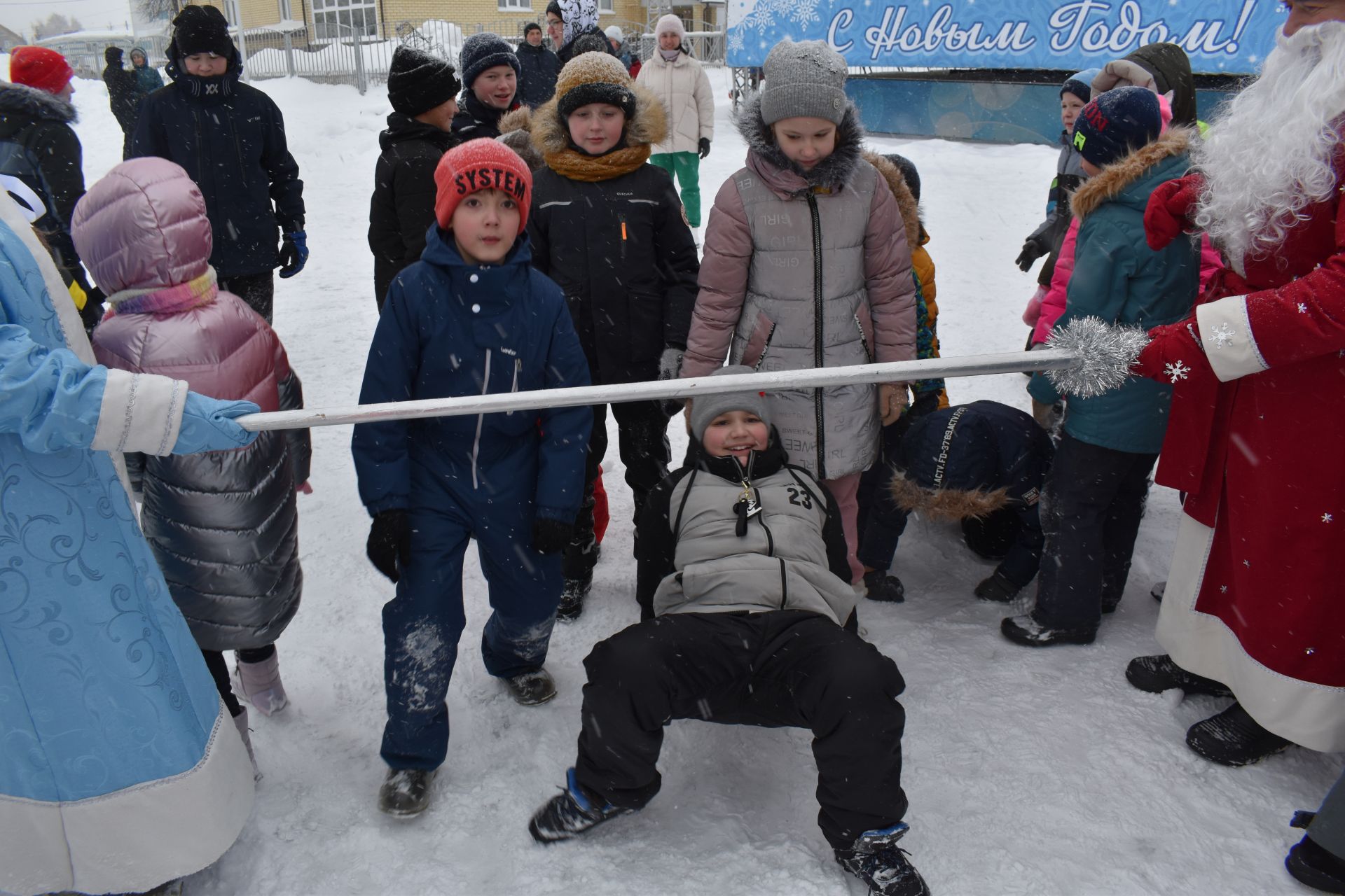 В Алексеевском сказочные герои устроили спортивный праздник для детворы