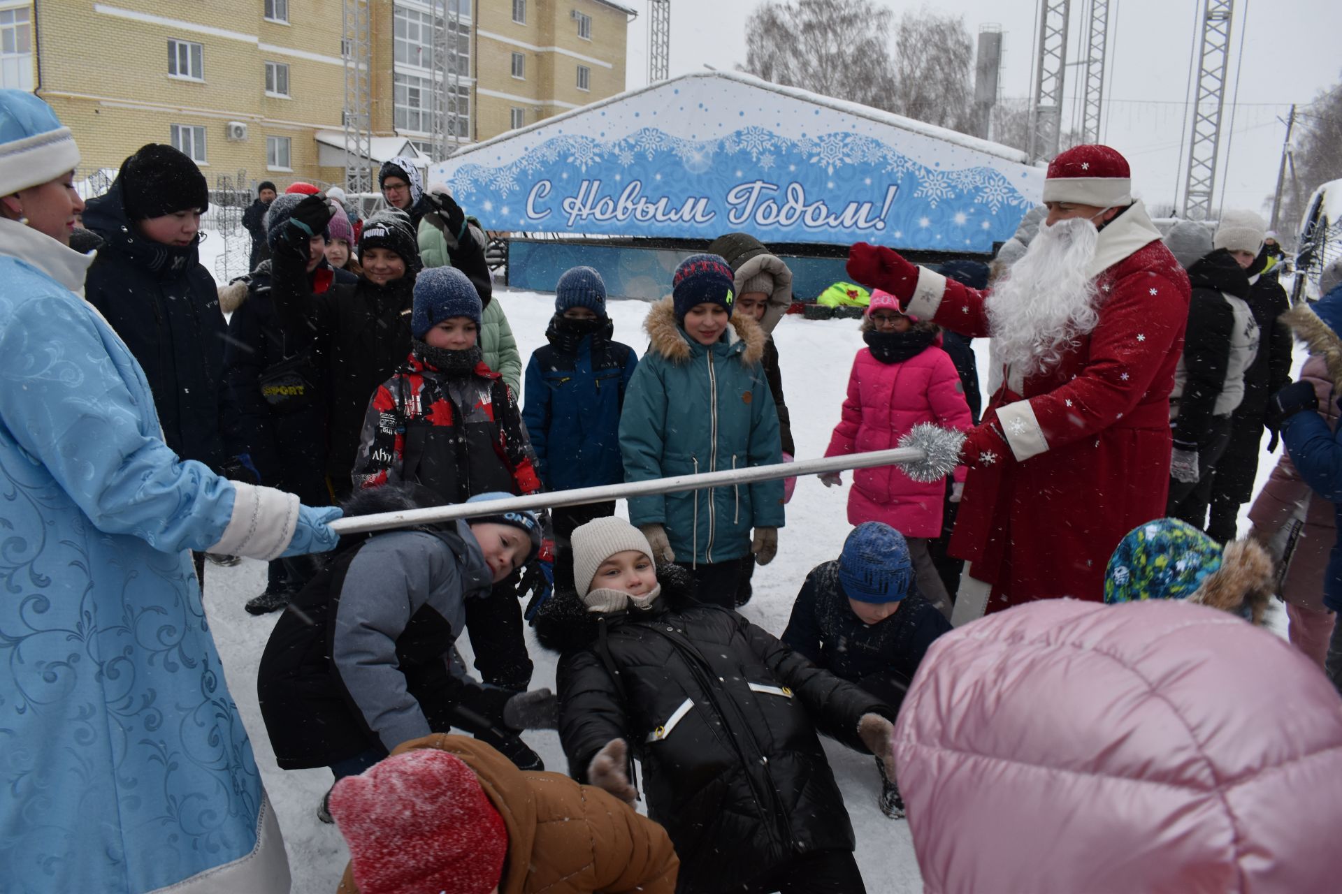 В Алексеевском сказочные герои устроили спортивный праздник для детворы