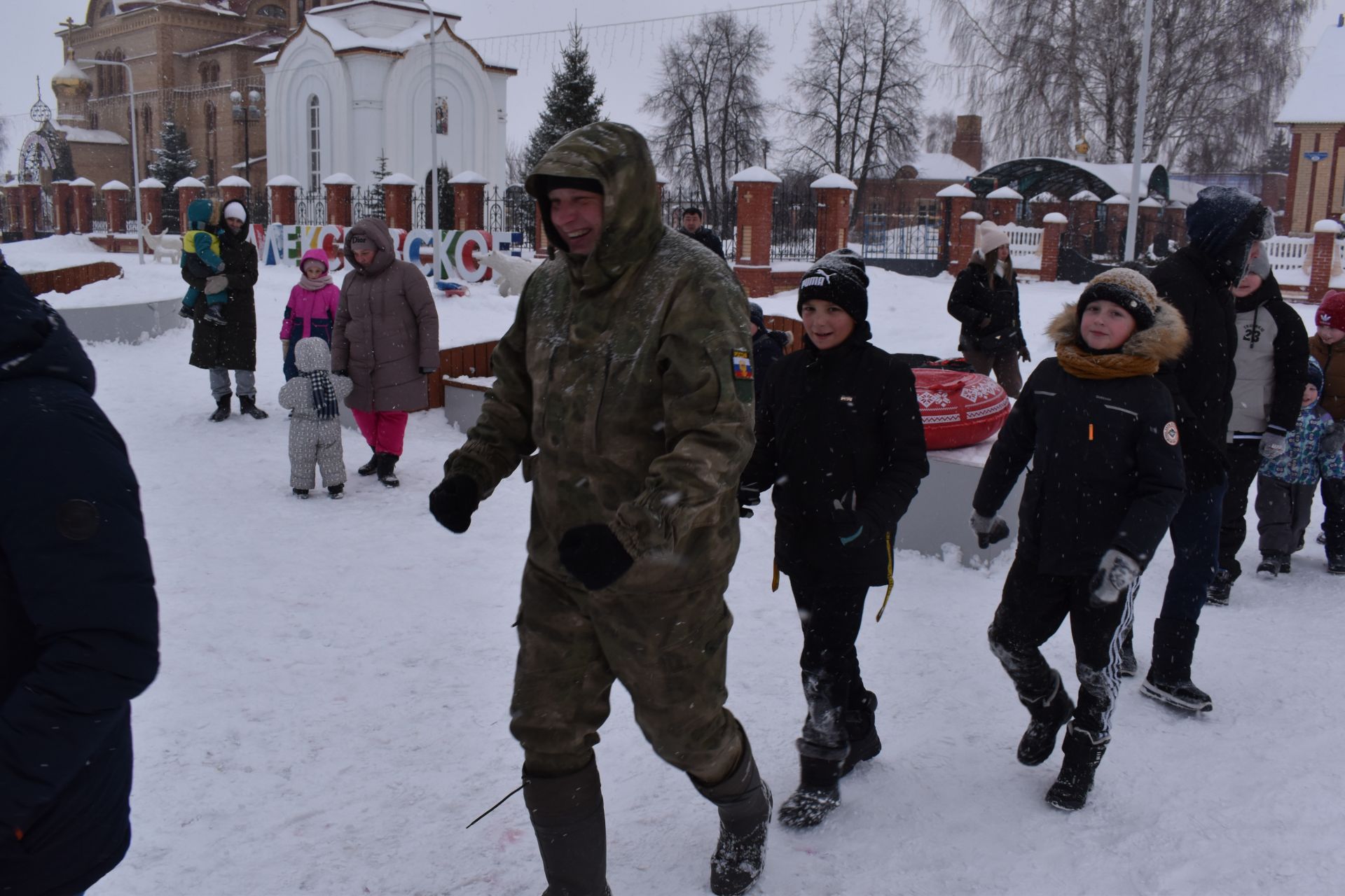 В Алексеевском сказочные герои устроили спортивный праздник для детворы