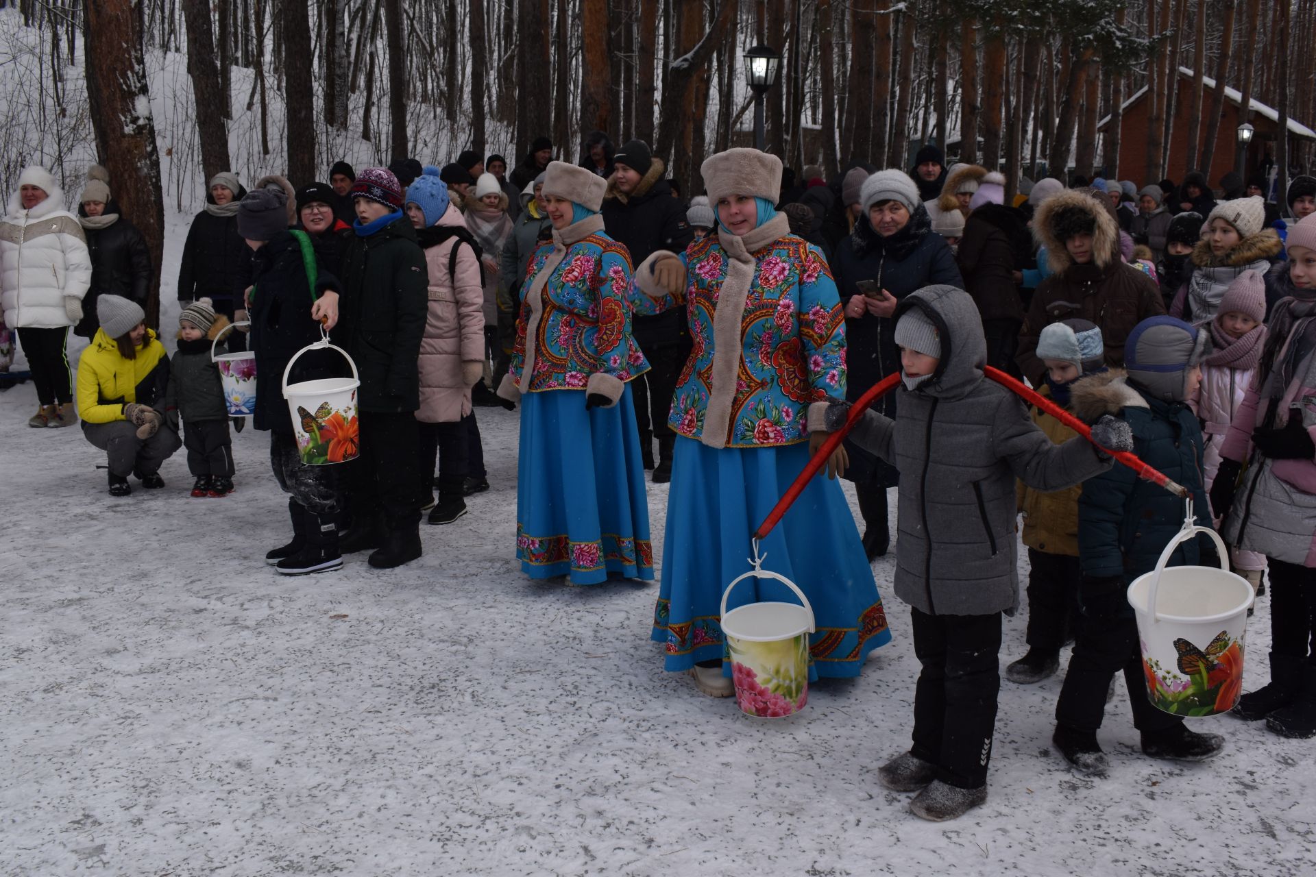 Хороводы, игры и катания на санях: в Билярске состоялись новогодние гуляния