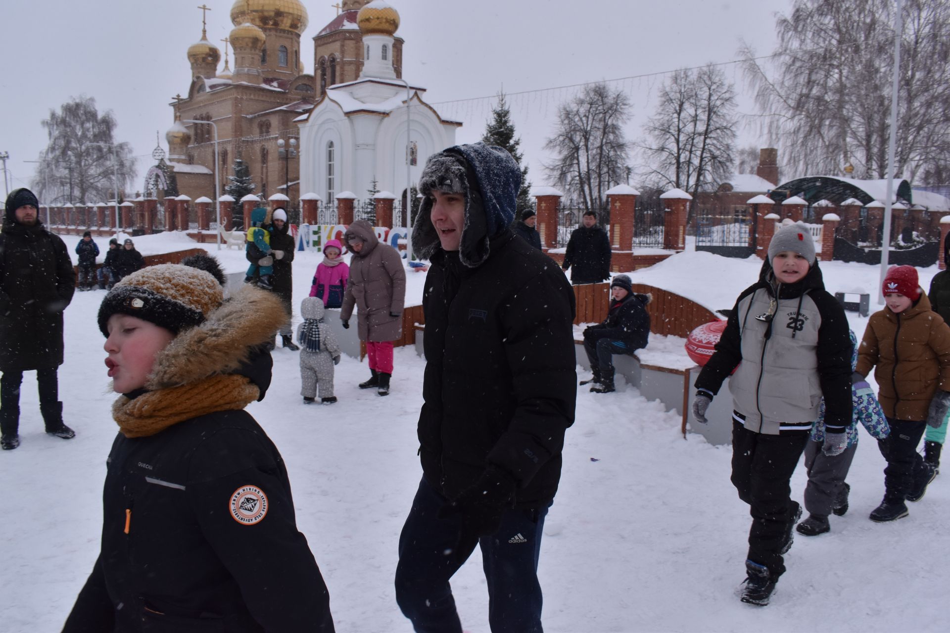 В Алексеевском сказочные герои устроили спортивный праздник для детворы