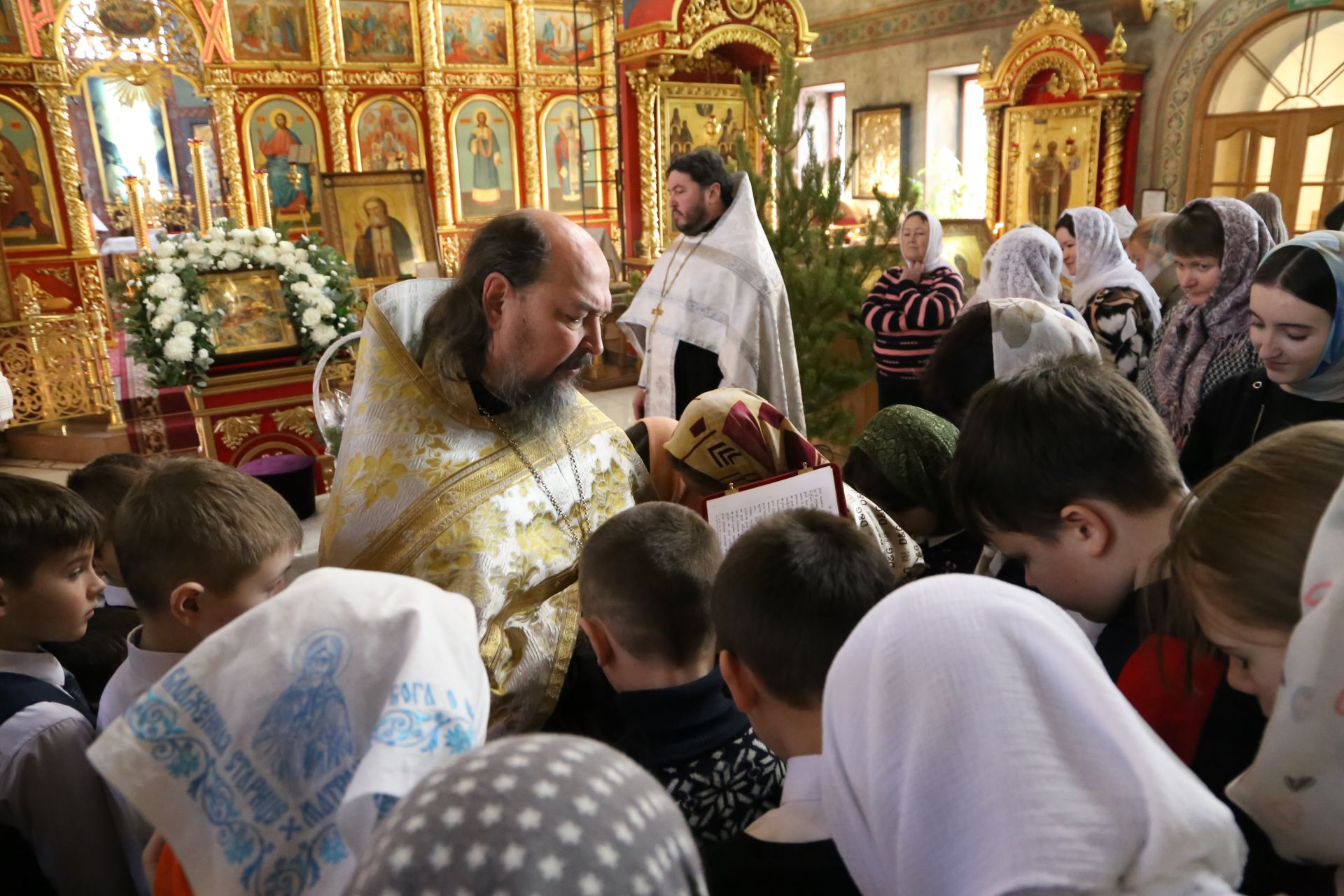 Глава Алексеевского района поздравил воспитанников воскресной школы с Рождеством Христовым