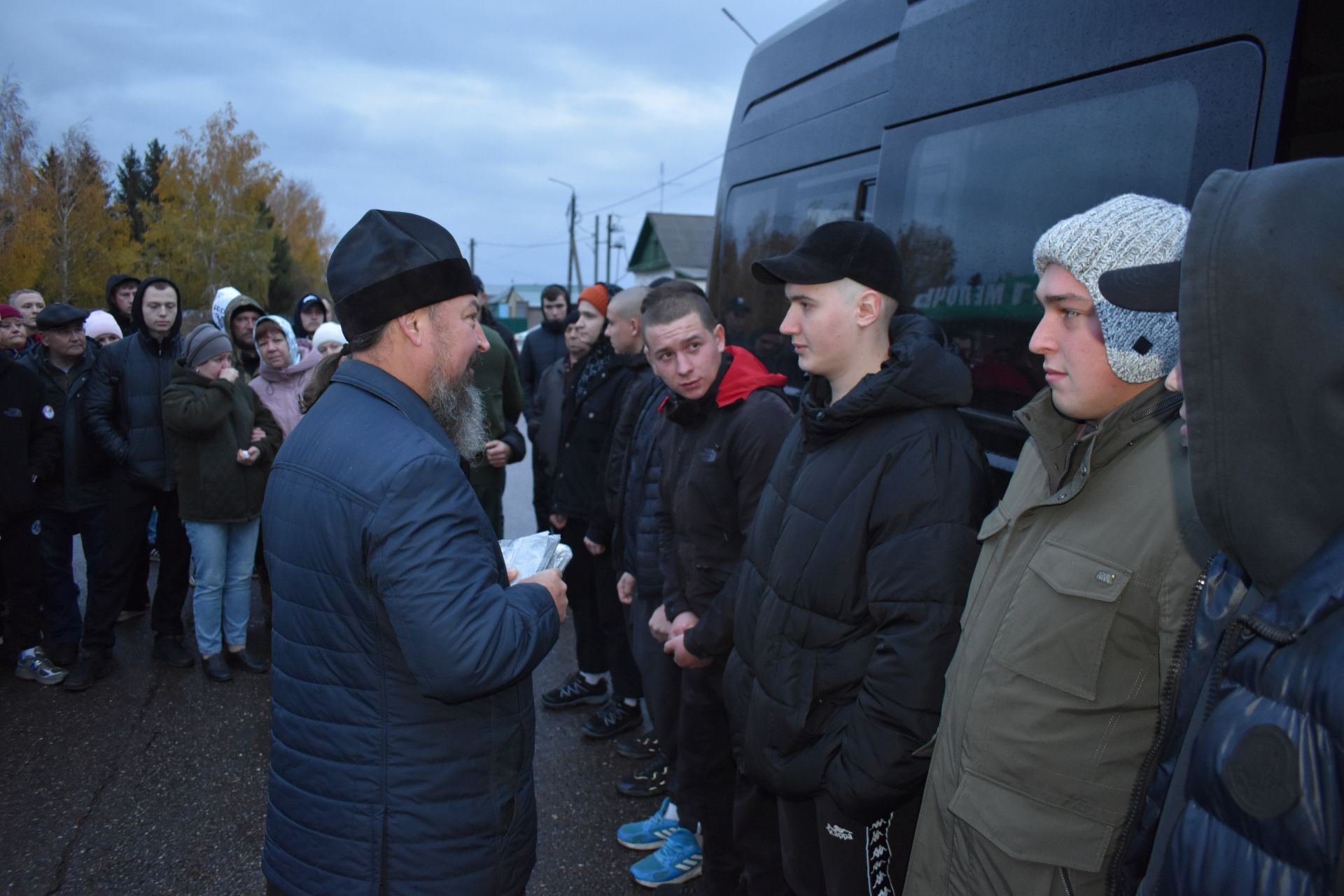Житель Алексеевского района проводил в армию сына и подписал контракт