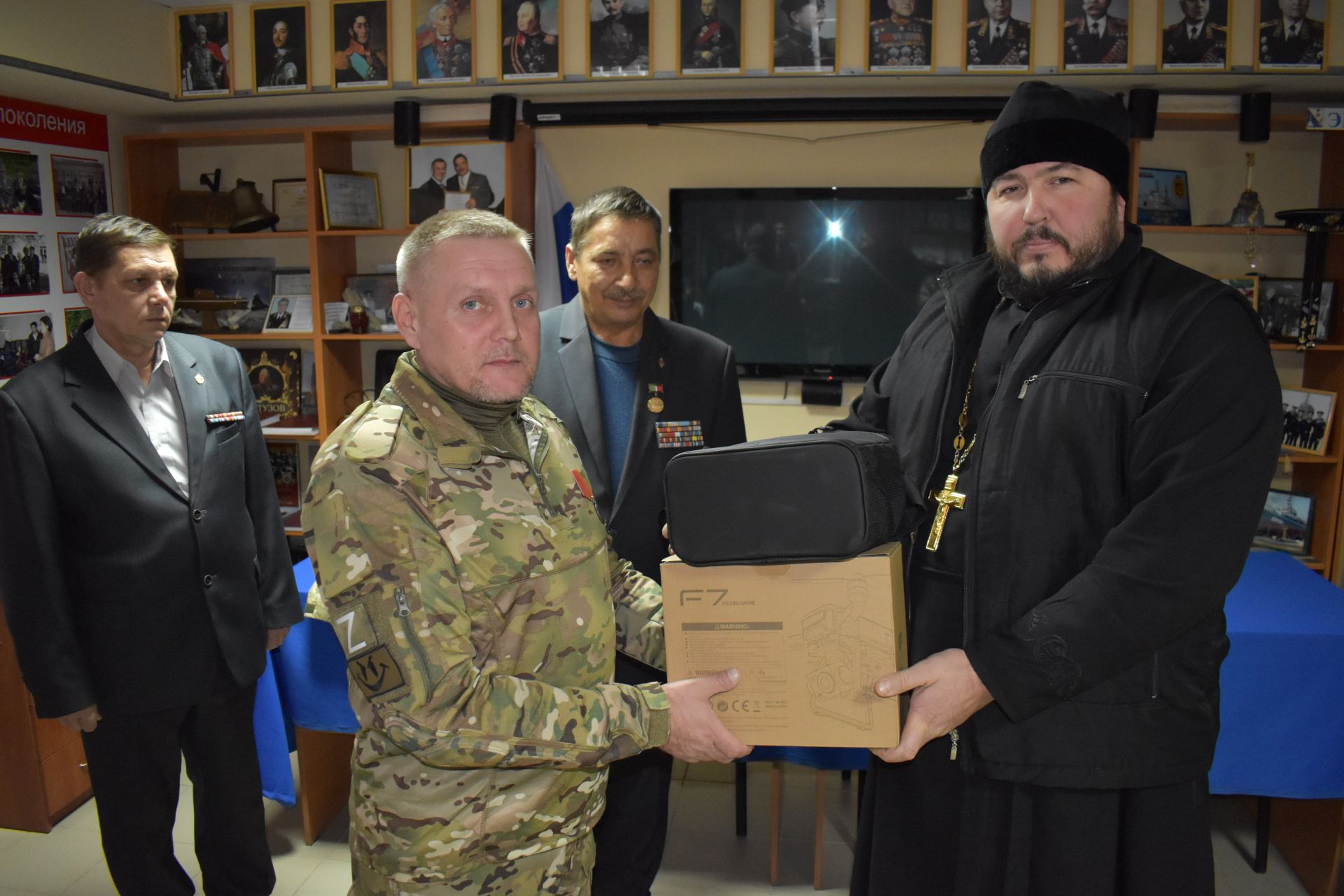 Алексеевец передал Музею боевой славы трофеи из Мариуполя