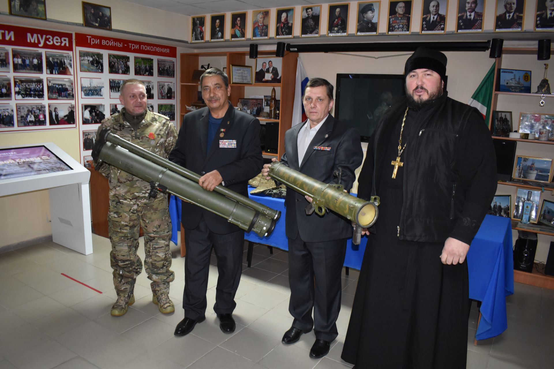 Алексеевец передал Музею боевой славы трофеи из Мариуполя