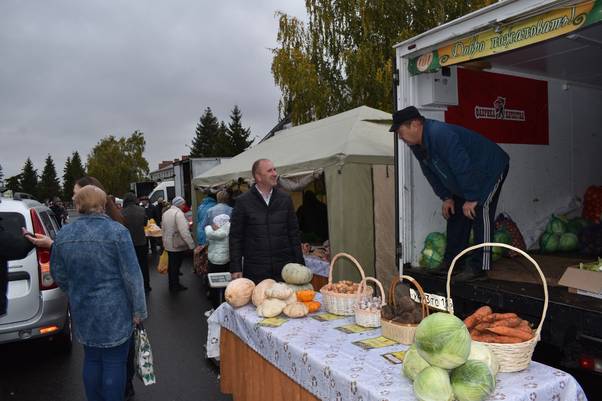 На осенней ярмарке алексеевцы покупали цветы, мясо, картофель и подписывались на «районку»