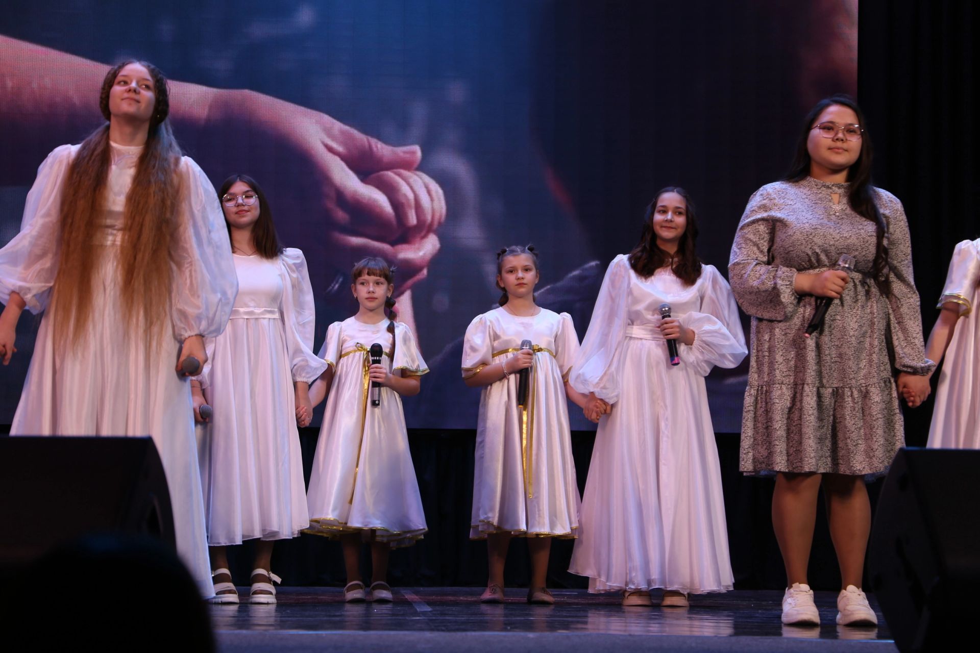 Слезы счастья и искренние улыбки: в Алексеевском прошел концерт ко Дню матери