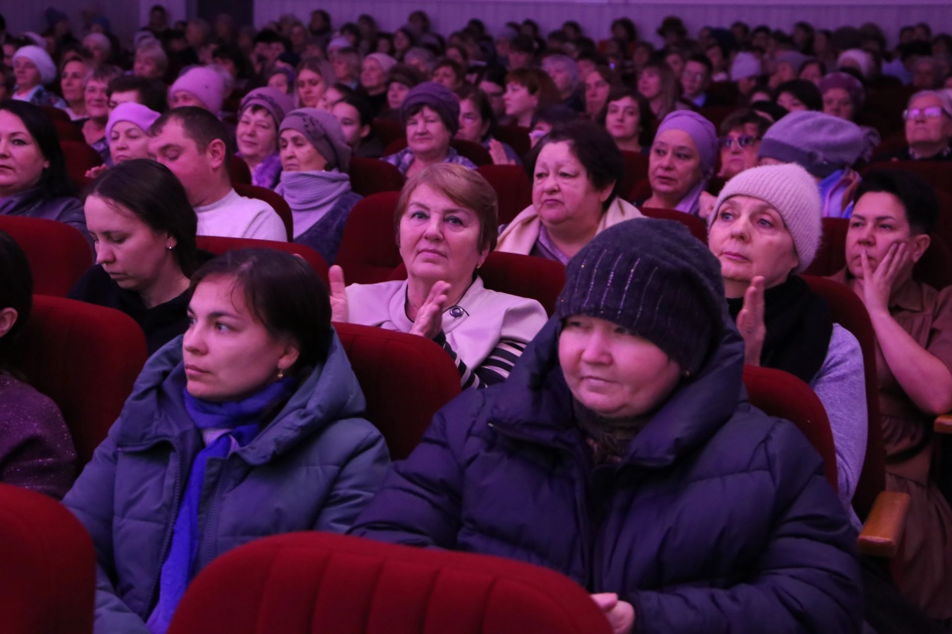 Слезы счастья и искренние улыбки: в Алексеевском прошел концерт ко Дню матери