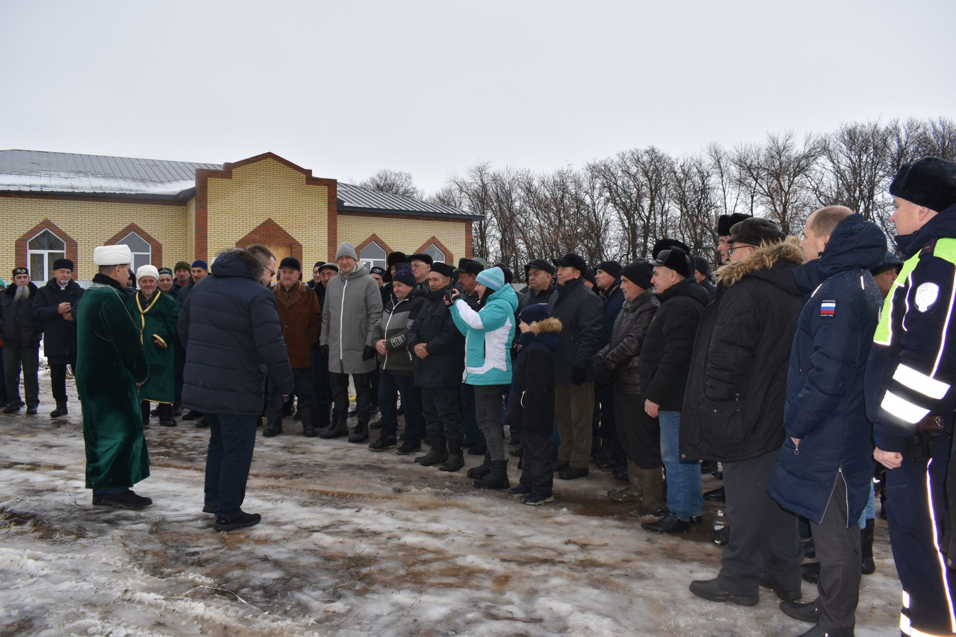 В Алексеевском установили полумесяц на минарет строящейся мечети