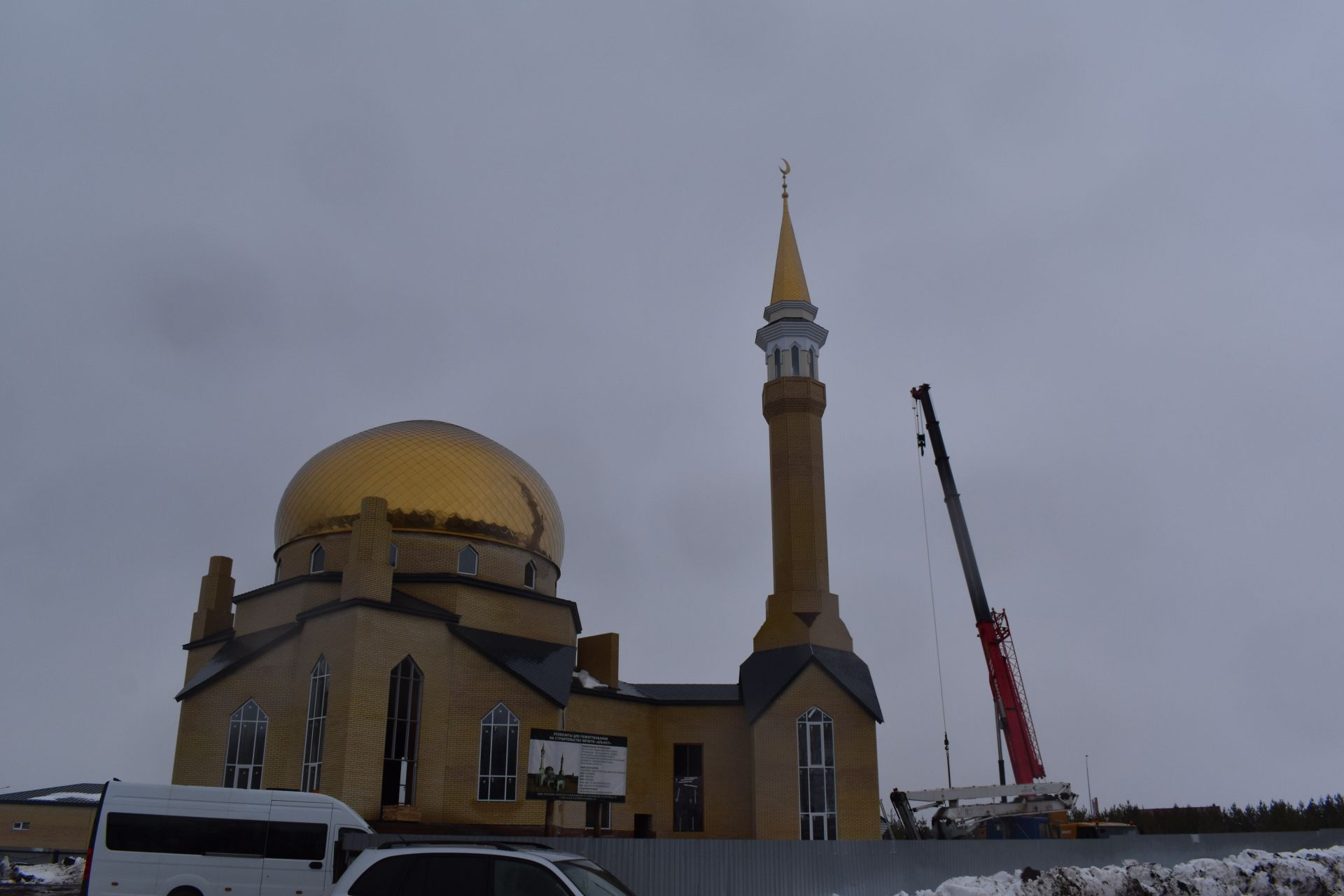 В Алексеевском установили полумесяц на минарет строящейся мечети