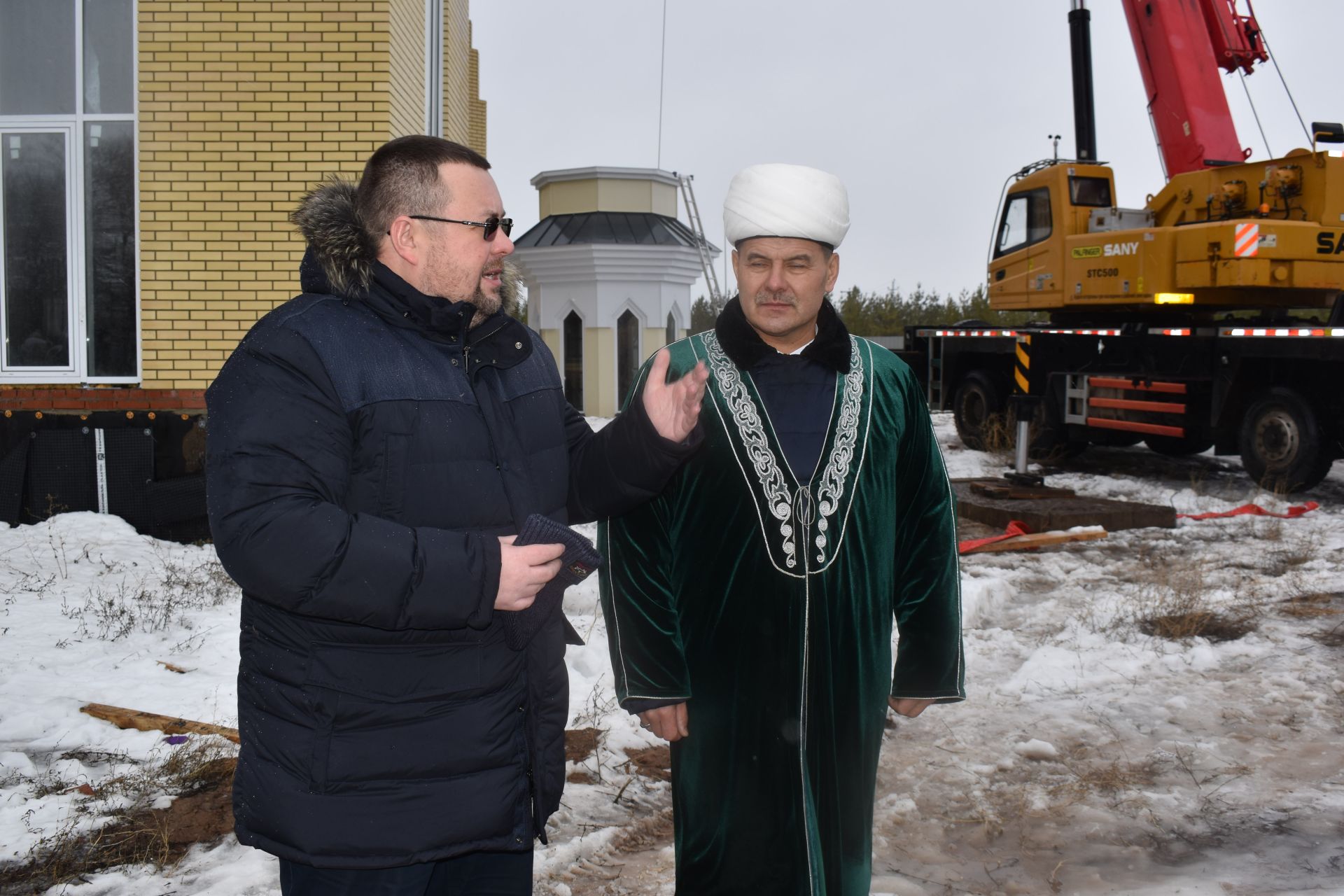 В Алексеевском установили полумесяц на минарет строящейся мечети