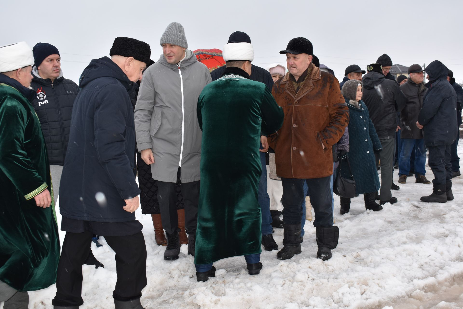 В Алексеевском установили полумесяц на минарет строящейся мечети