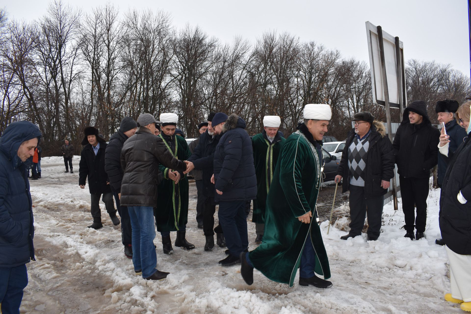 В Алексеевском установили полумесяц на минарет строящейся мечети