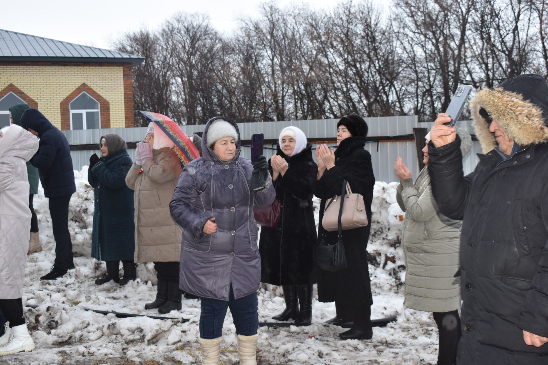 В Алексеевском установили полумесяц на минарет строящейся мечети