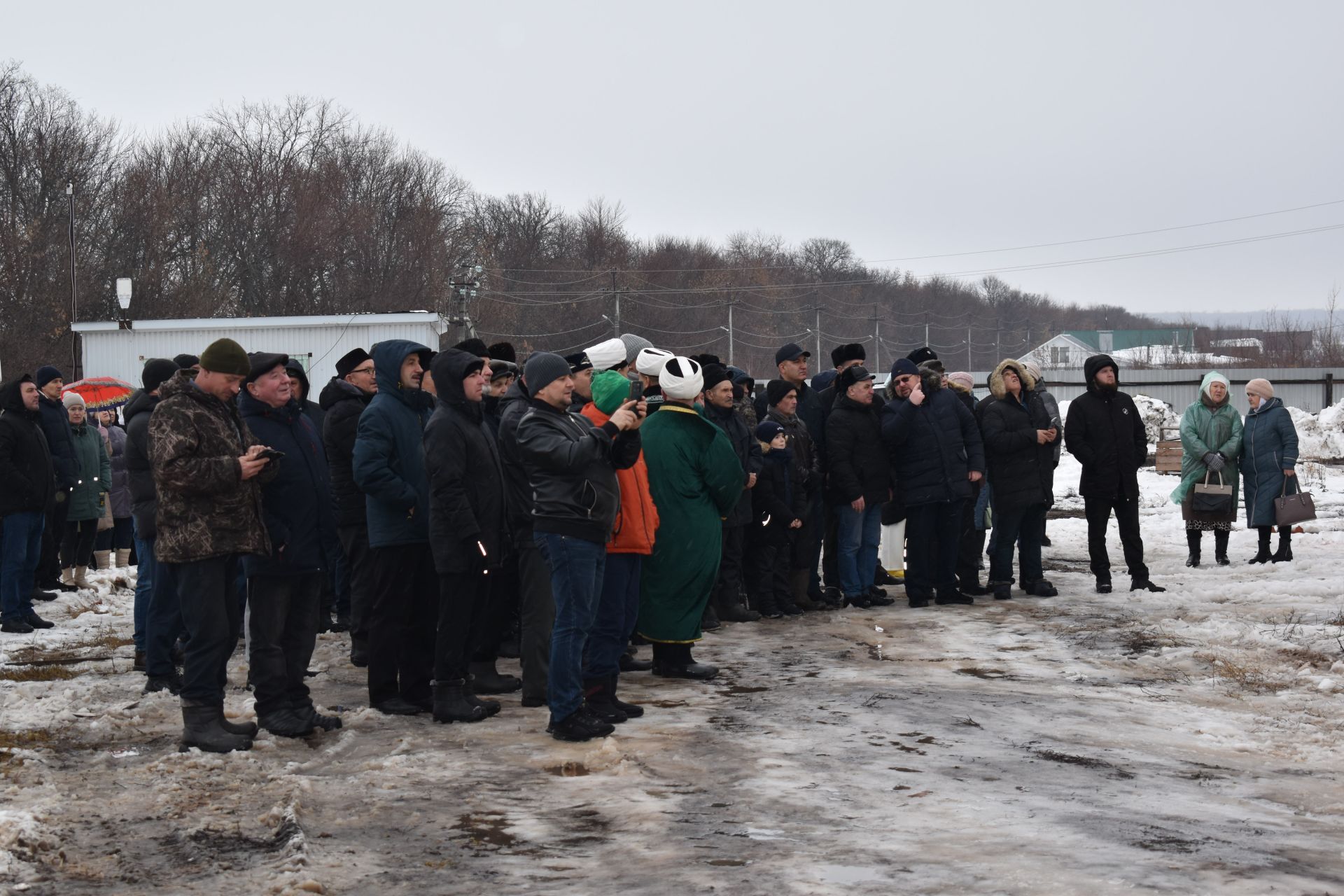 В Алексеевском установили полумесяц на минарет строящейся мечети