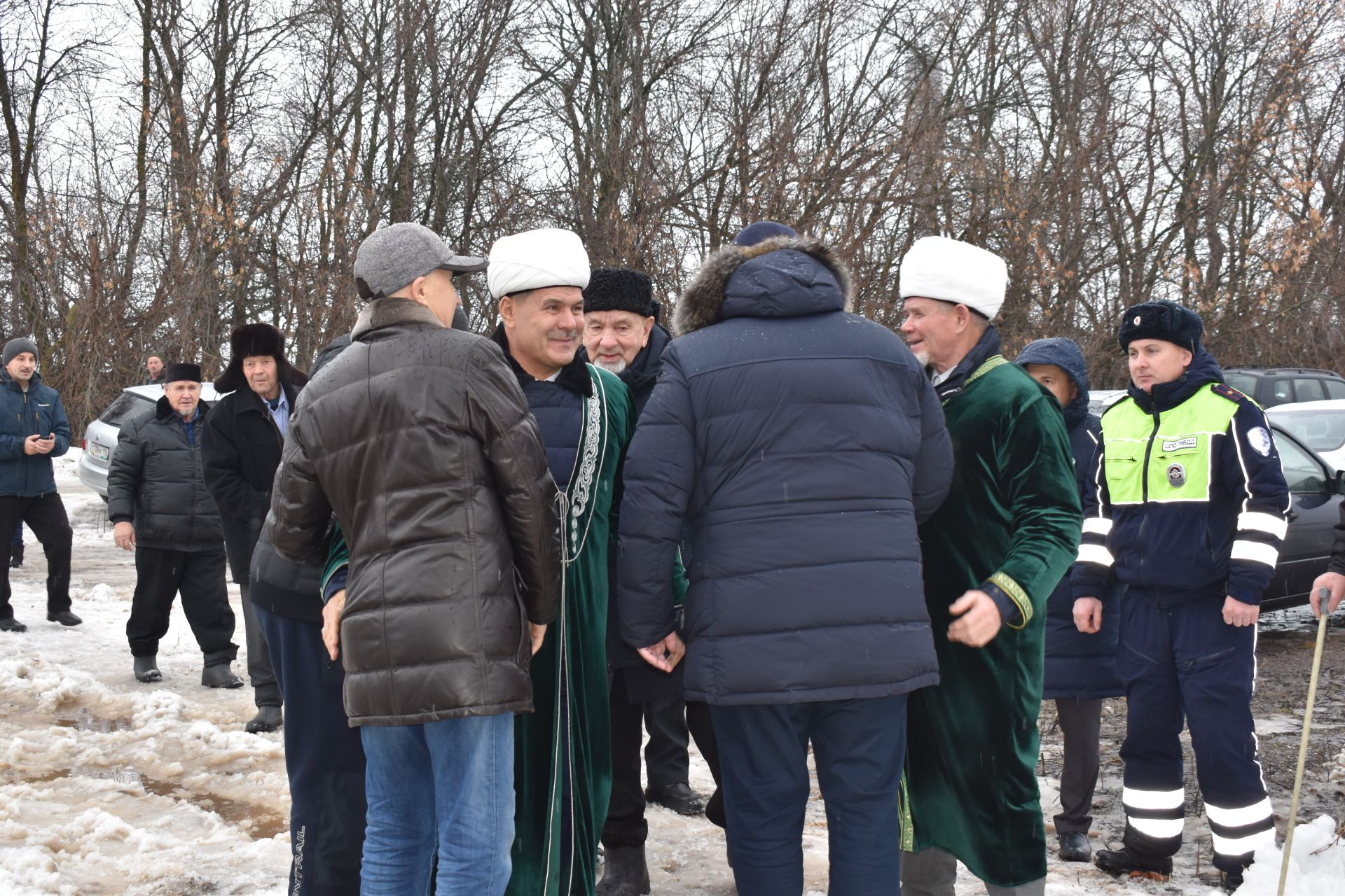 В Алексеевском установили полумесяц на минарет строящейся мечети