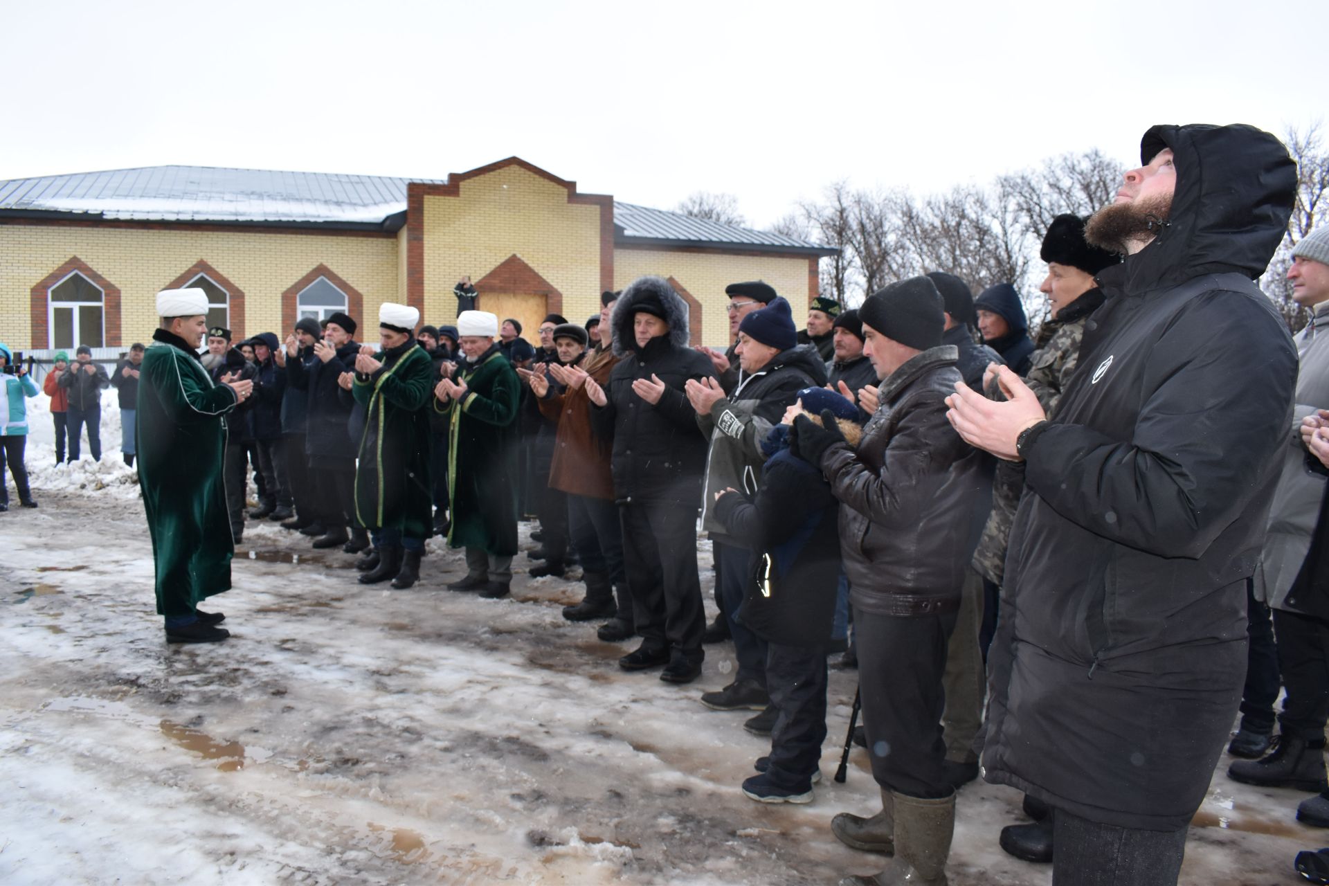 В Алексеевском установили полумесяц на минарет строящейся мечети