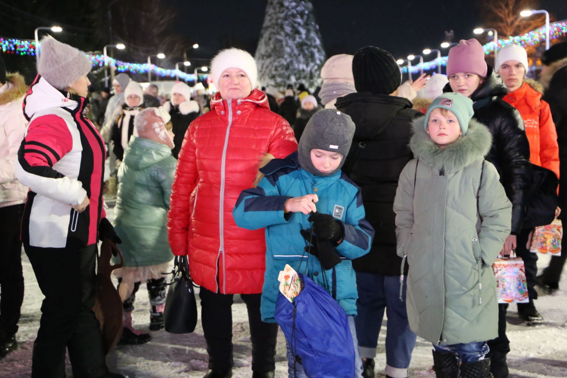 Фоторепортаж: в Алексеевском прошел парад Дедов Морозов и открытие главной елки