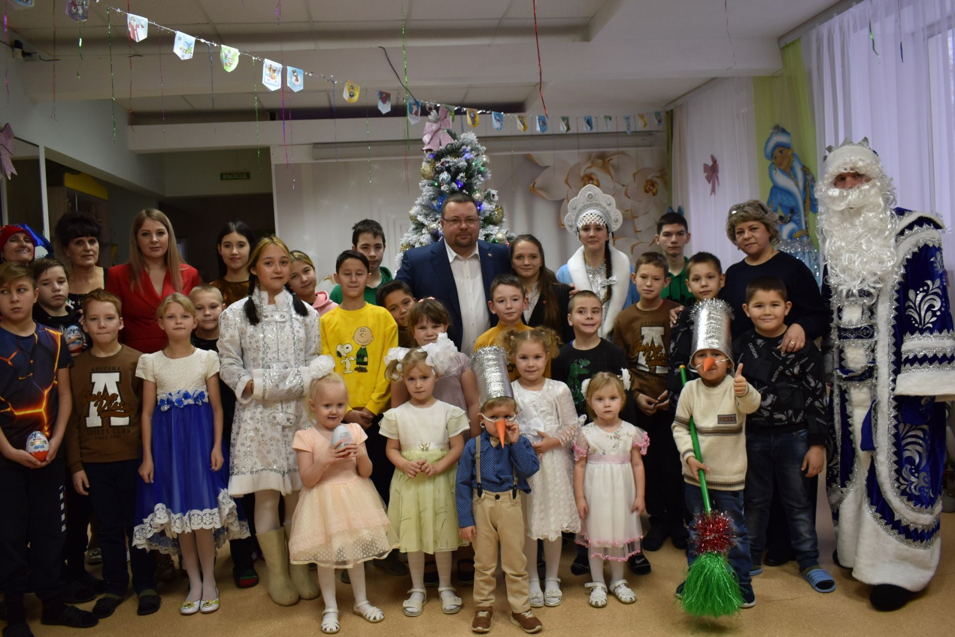 Глава Алексеевского района вручил новогодние подарки детям, которые оказались в трудной жизненной ситуации