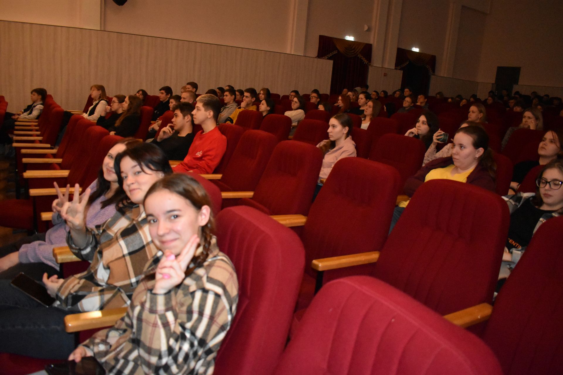 Алексеевская молодежь по Пушкинской карте посетила спектакль