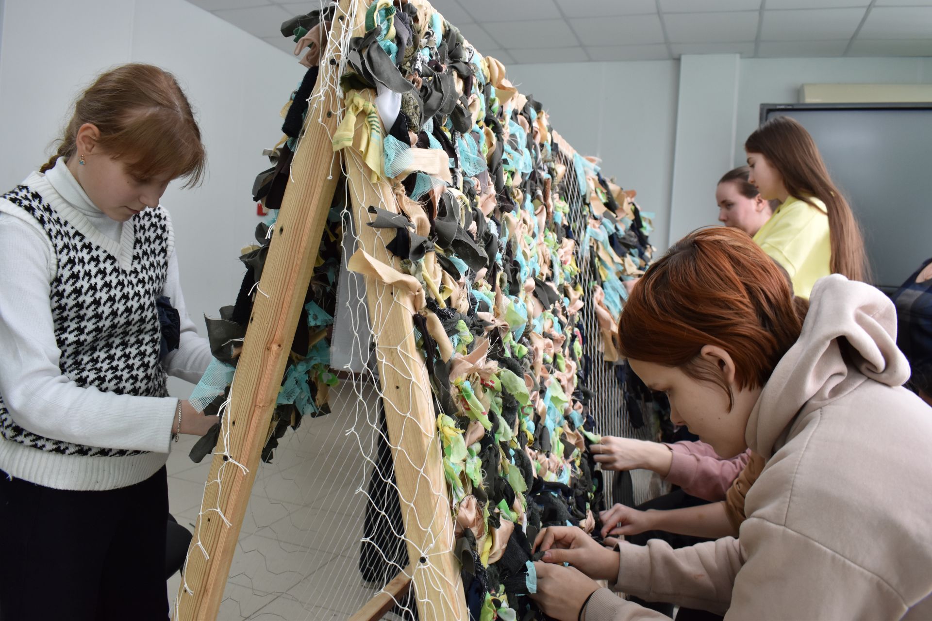 Студенты аграрного колледжа плетут маскировочные сети для солдат в зоне СВО