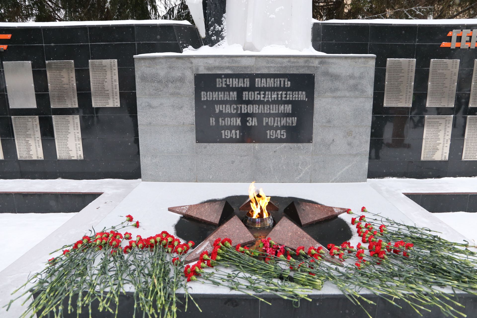 Глава Алексеевского района накануне Дня защитника Отечества возложил цветы к Вечному огню