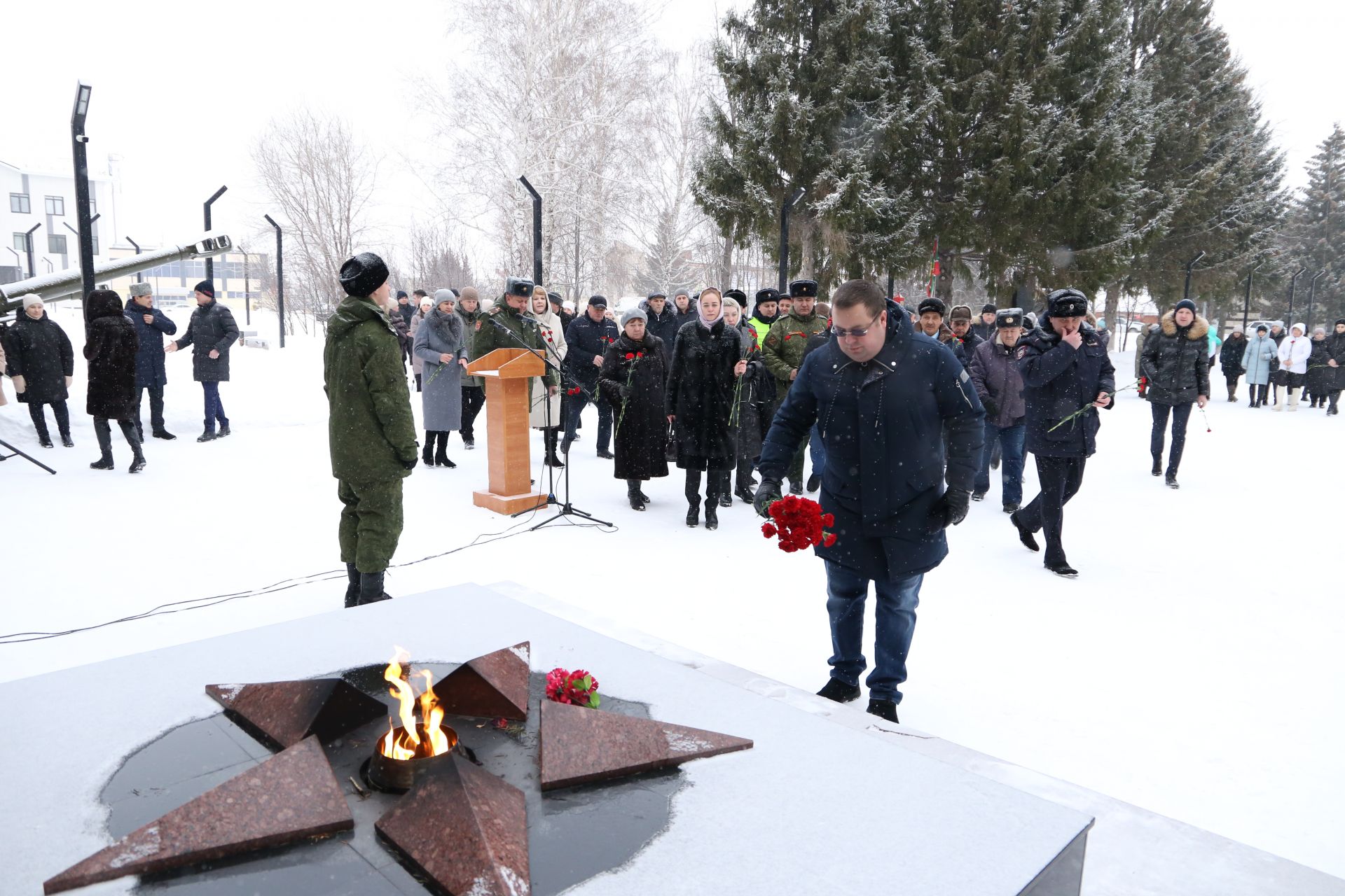 Глава Алексеевского района накануне Дня защитника Отечества возложил цветы к Вечному огню