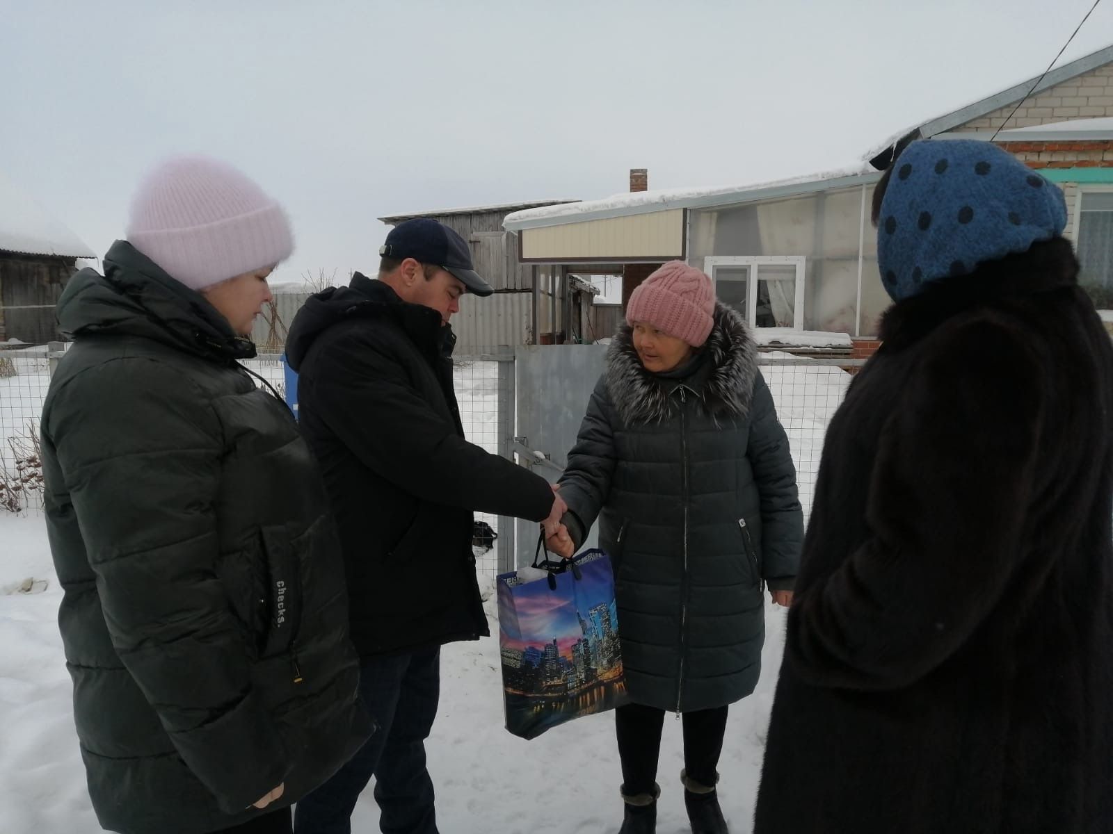 Семьи алексеевских мобилизованных получили продовольственные пакеты