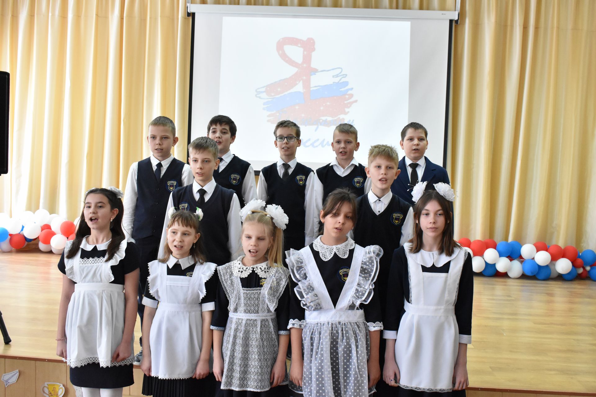 В канун Дня защитника Отечества ученики второй школы подготовили для пап патриотический концерт