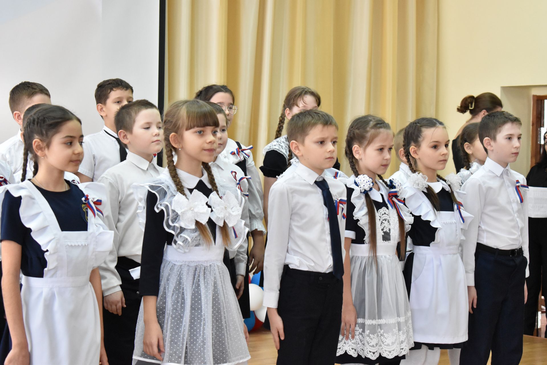 В канун Дня защитника Отечества ученики второй школы подготовили для пап патриотический концерт
