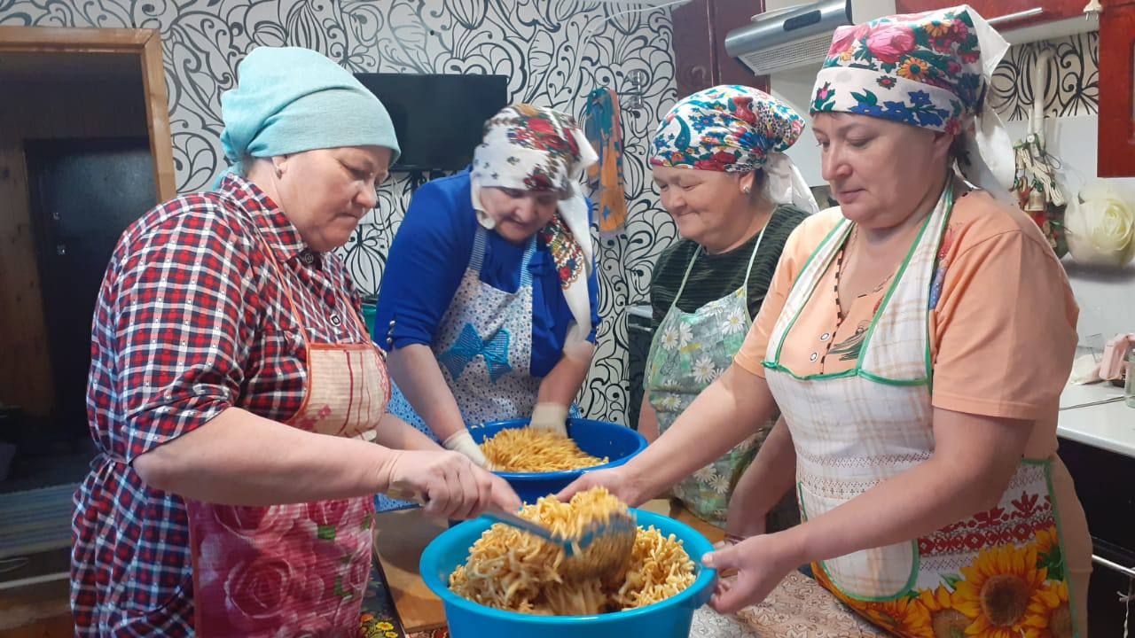 Жительницы Сухих Курналей приготовили 40 коробок чак-чака для солдат-защитников Донбасса