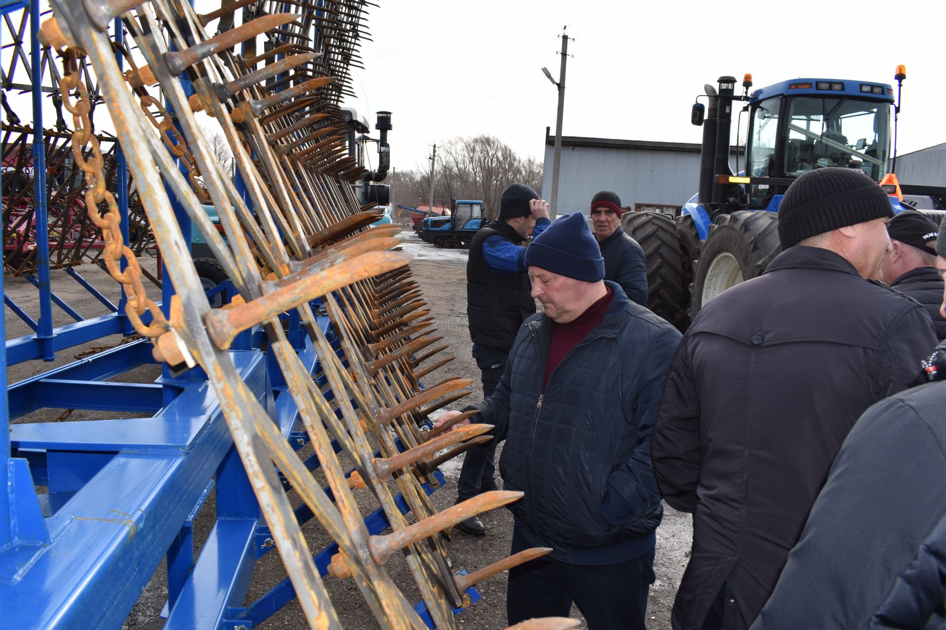 Глава Алексеевского района перед началом весенне-полевых работ встретился с механизаторами