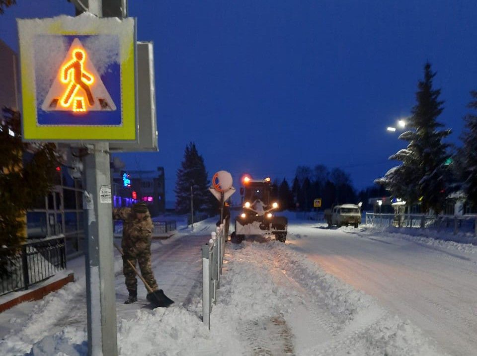 В Алексеевском работники коммунальных служб с 5 утра устраняют последствия снегопада