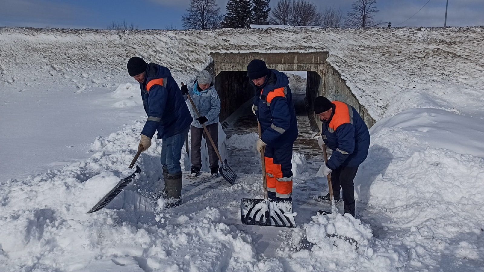 В Алексеевском работники коммунальных служб с 5 утра устраняют последствия снегопада