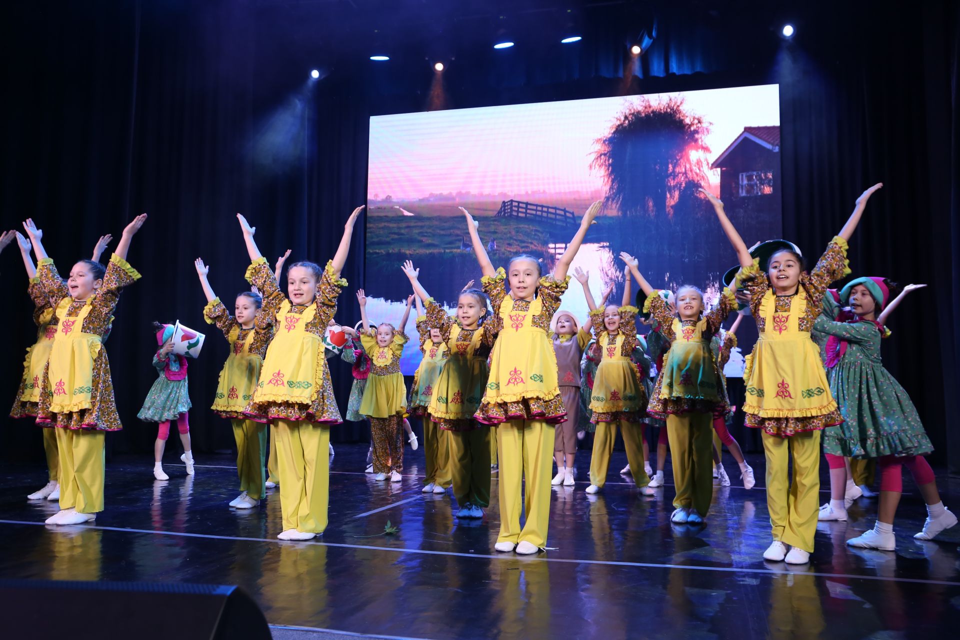 Алексеевских женщин с 8 марта поздравили праздничным концертом
