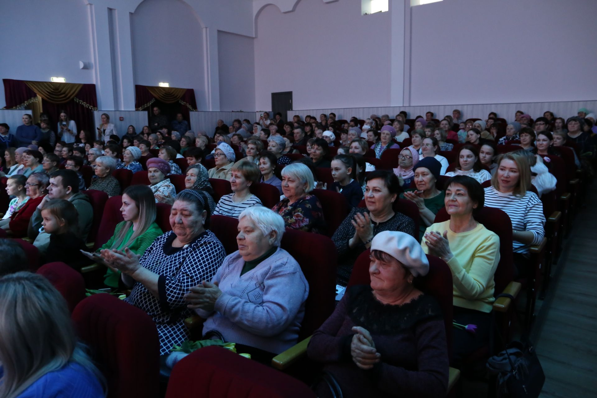 Алексеевских женщин с 8 марта поздравили праздничным концертом