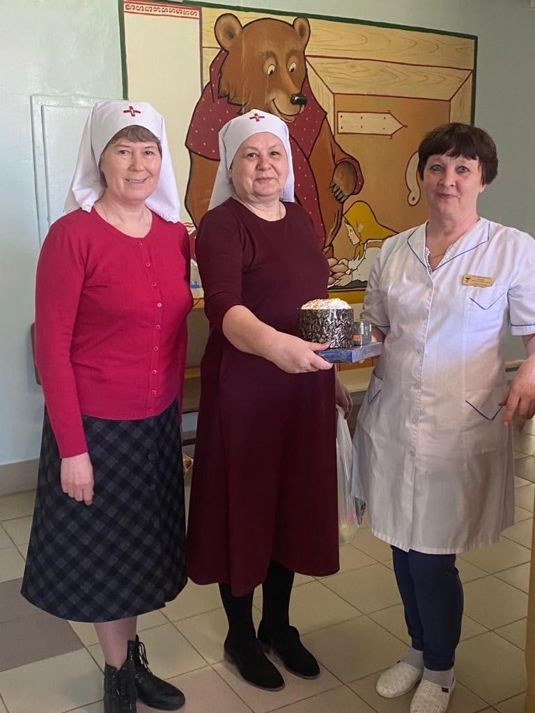 Сестры милосердия в Пасху посетили больных в ЦРБ