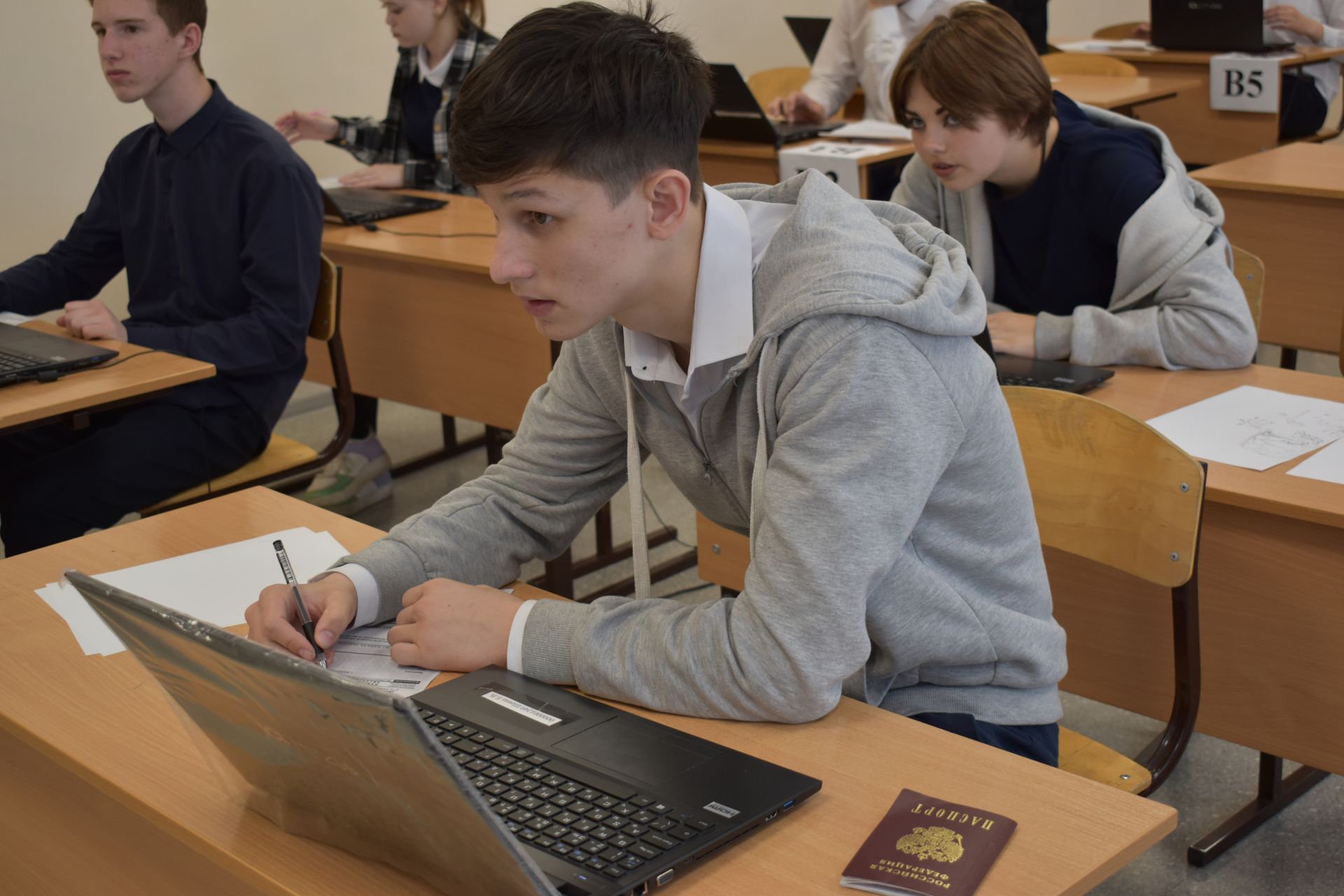 Алексеевские девятиклассники сдали пробный экзамен при помощи компьютеров