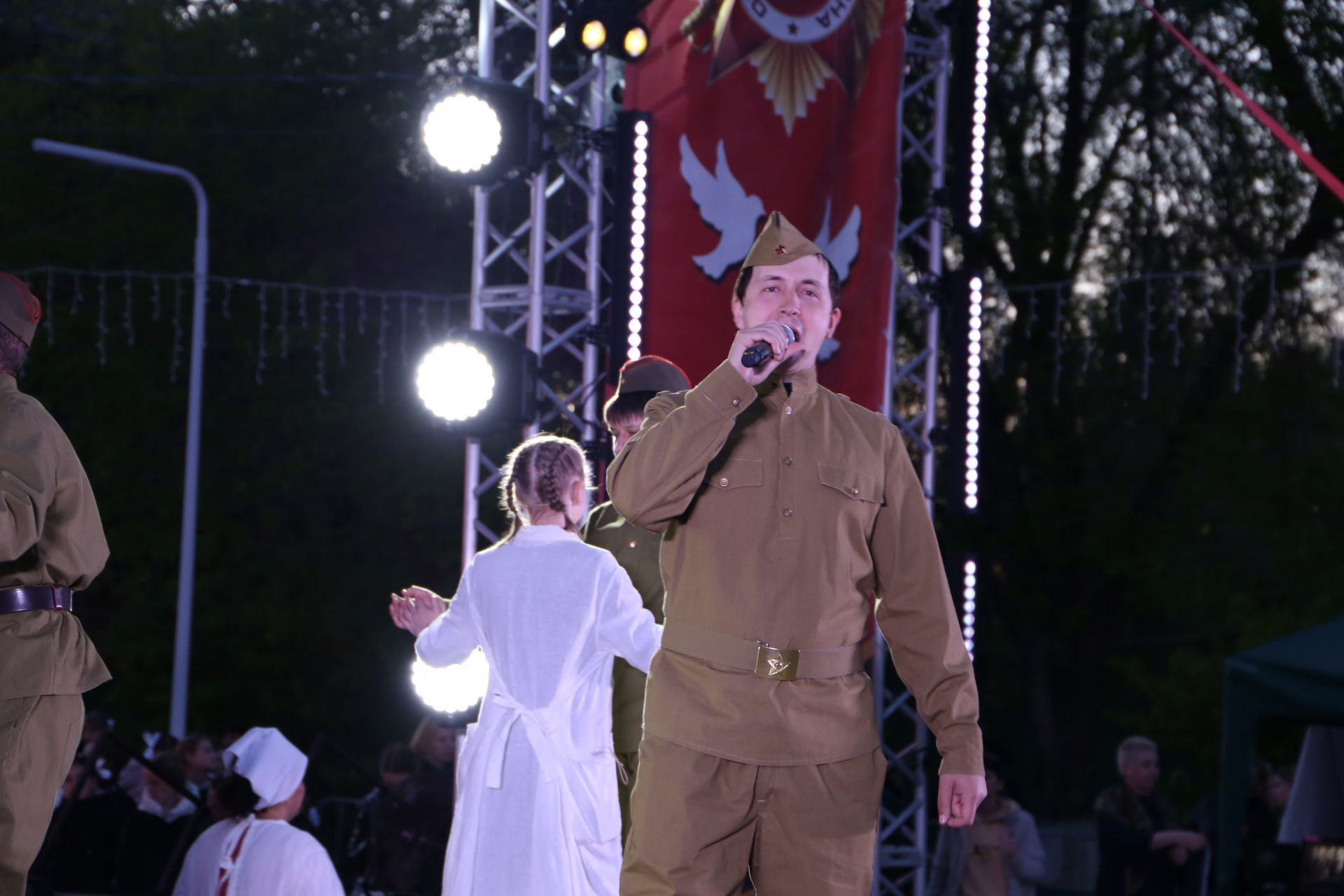 Фоторепортаж: в День Победы в Алексеевском показали театрализованное представление