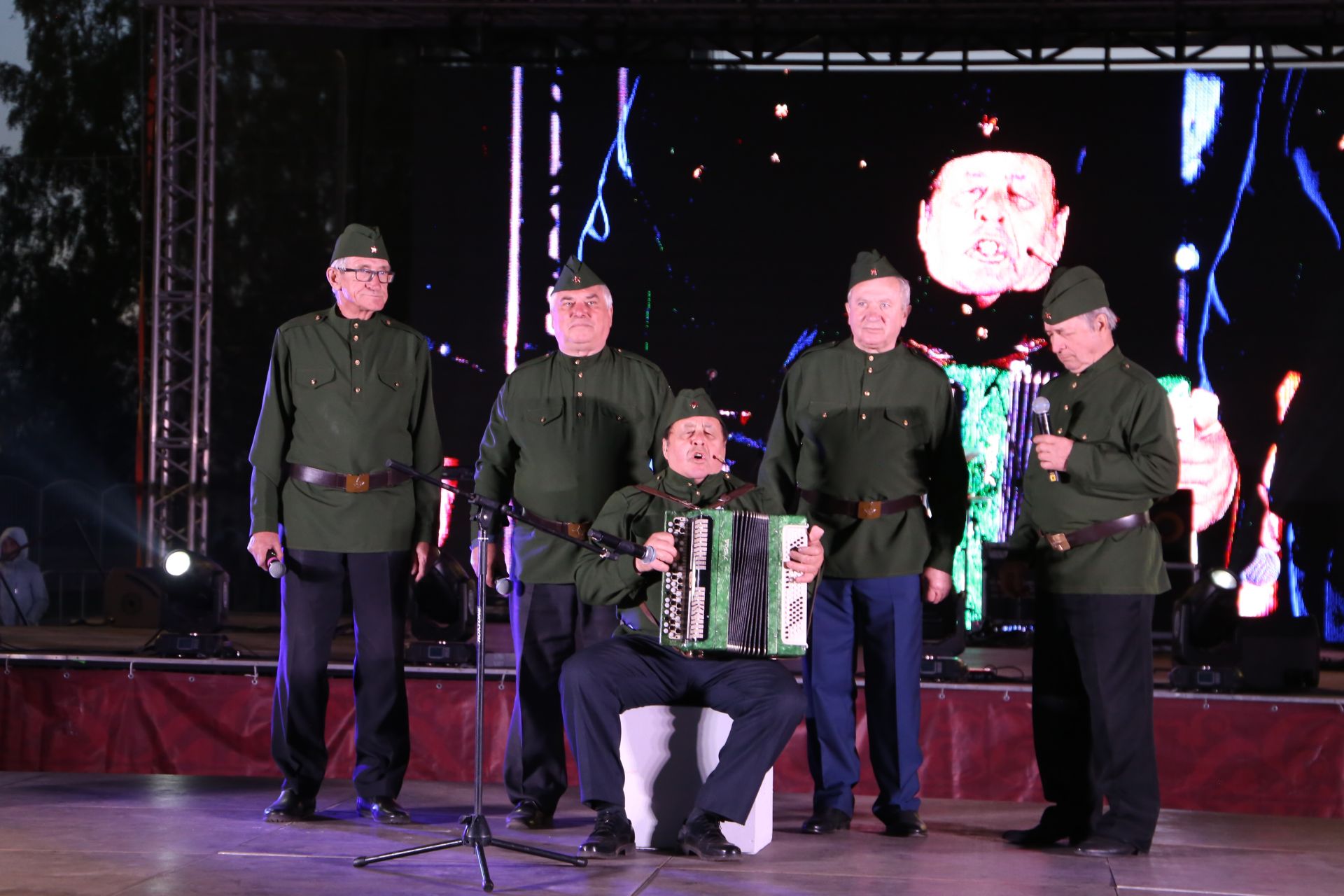 Фоторепортаж: в День Победы в Алексеевском показали театрализованное представление