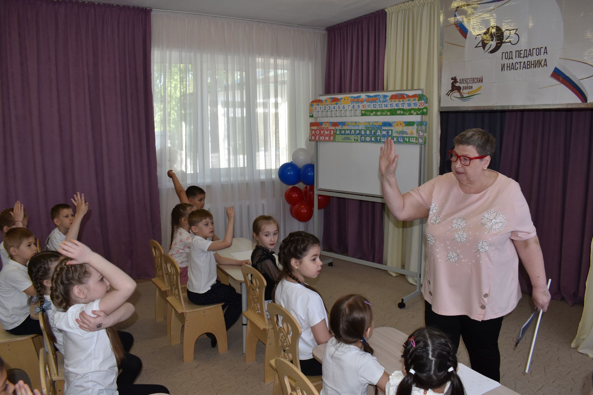 Фоторепортаж: в детском саду «Солнышко» выпускники блеснули знаниями и эрудицией