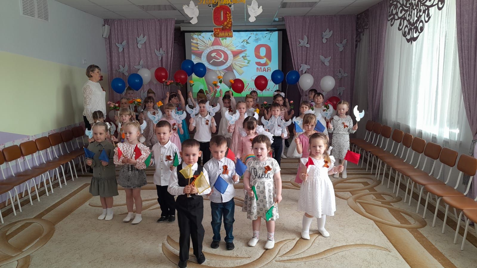 Воспитанники детского сада Петушок почтили память погибших минутой молчания