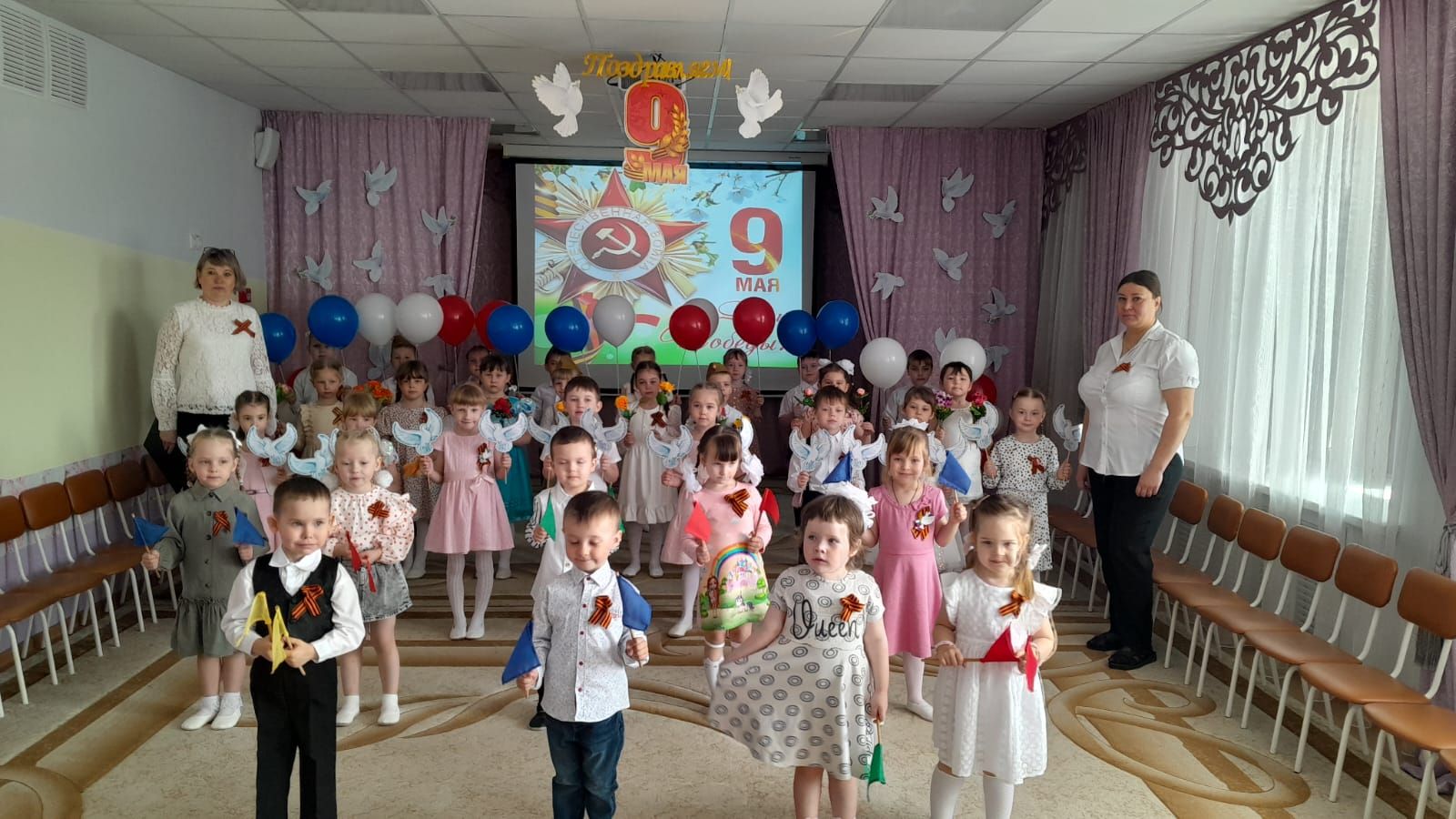 Воспитанники детского сада Петушок почтили память погибших минутой молчания