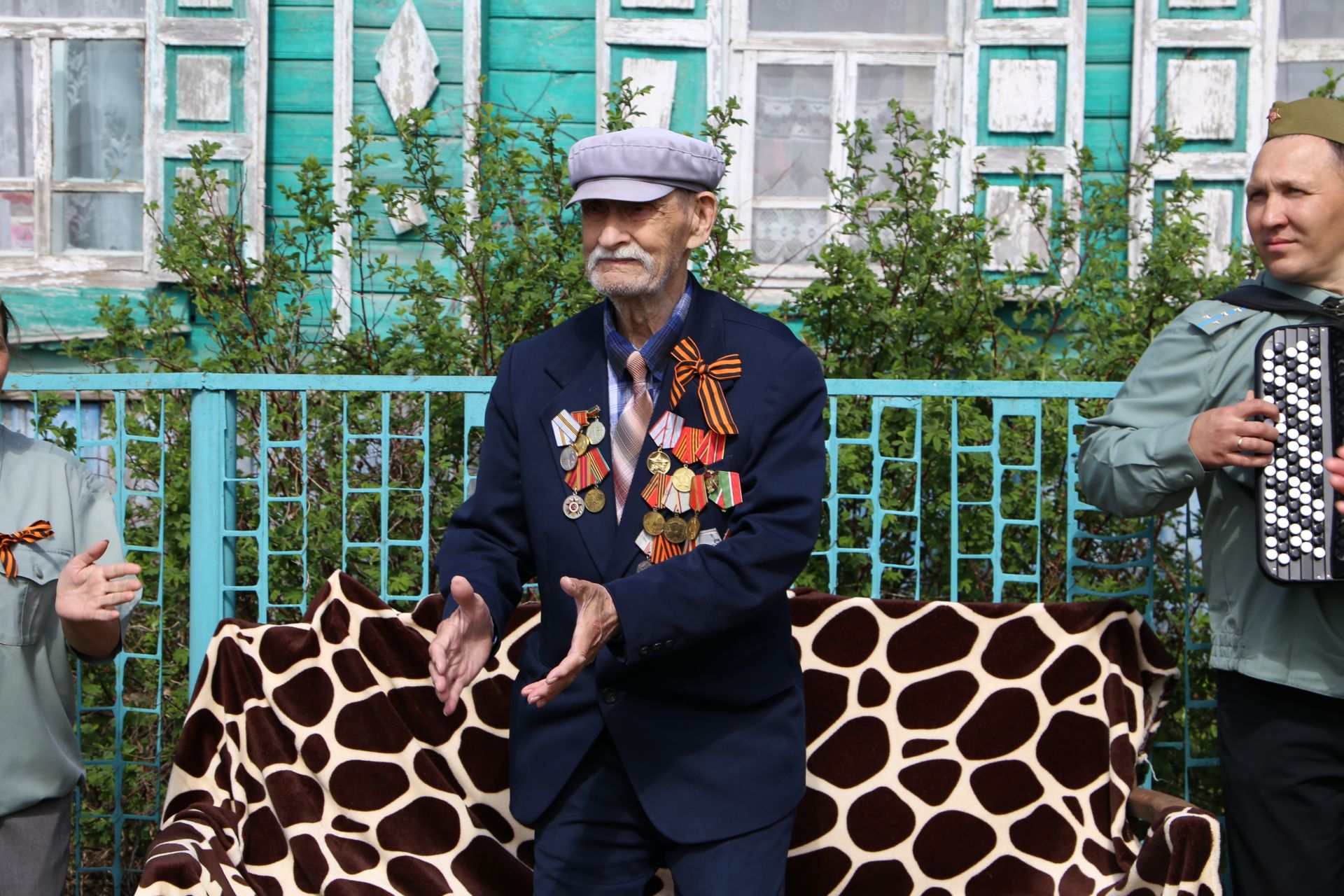 Айдар Метшин подарил ветерану Михаилу Константинову теплую жилетку
