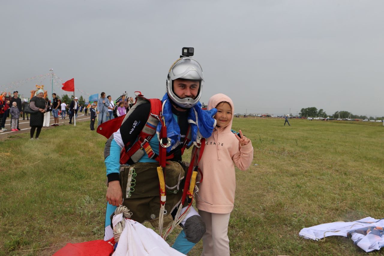 В Алексеевском на Майдан приземлились парашютисты